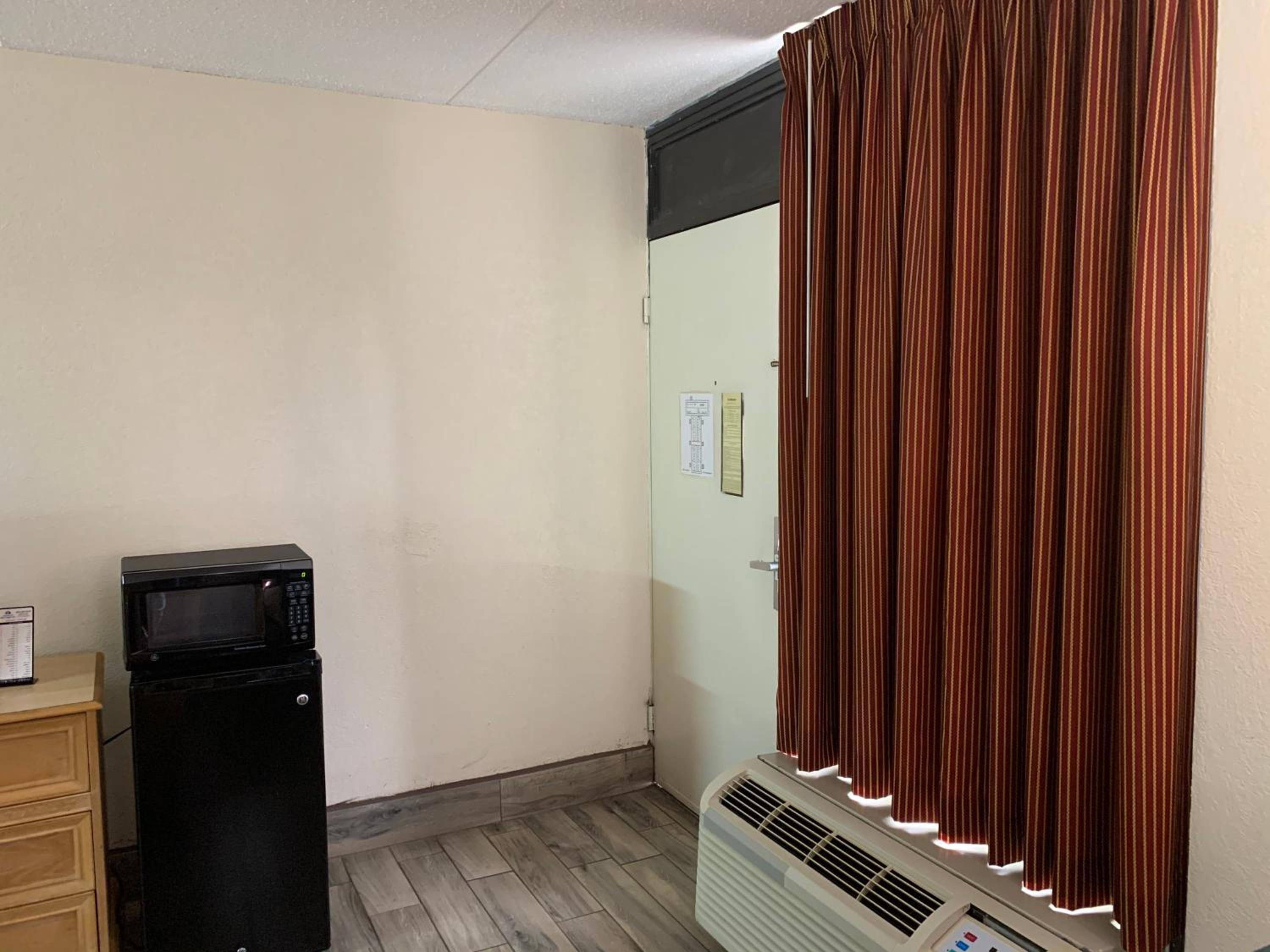 King Room - Non-Smoking - Photo 2