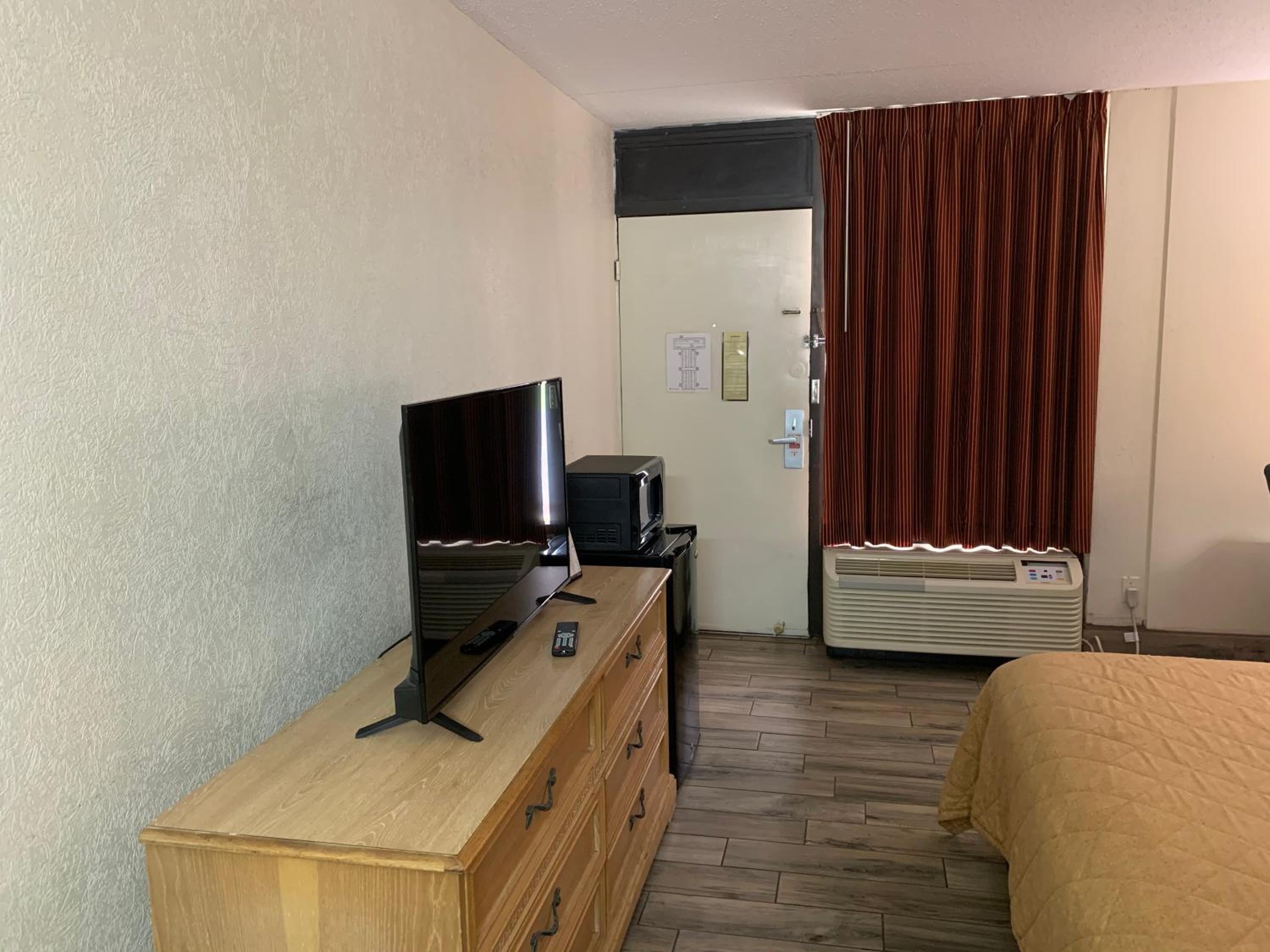 King Room - Non-Smoking - Photo 3