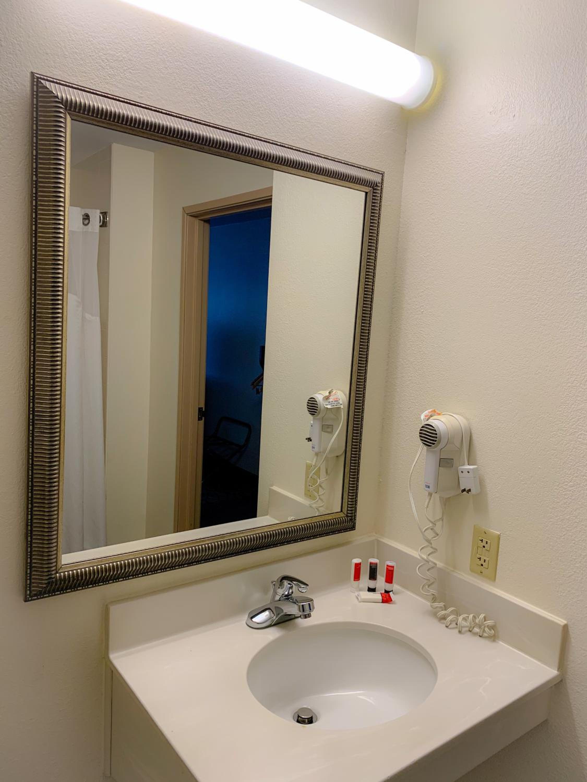 Queen Room with Roll-In Shower - Mobility Accessible/Non-Smoking - Photo 7