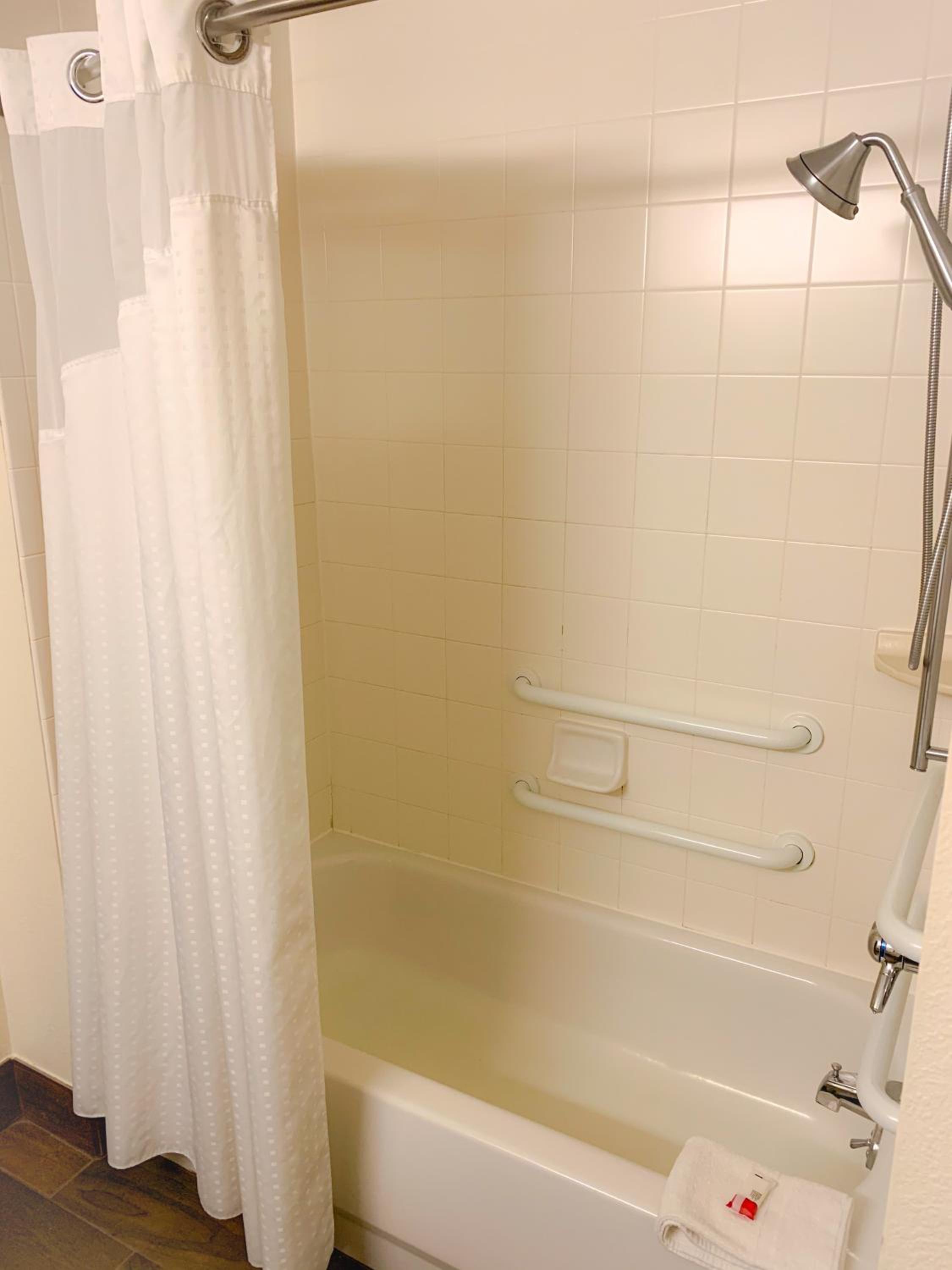 Queen Room with Two Queen Beds and Bath Tub - Mobility Accessible/Non-Smoking - Photo 4