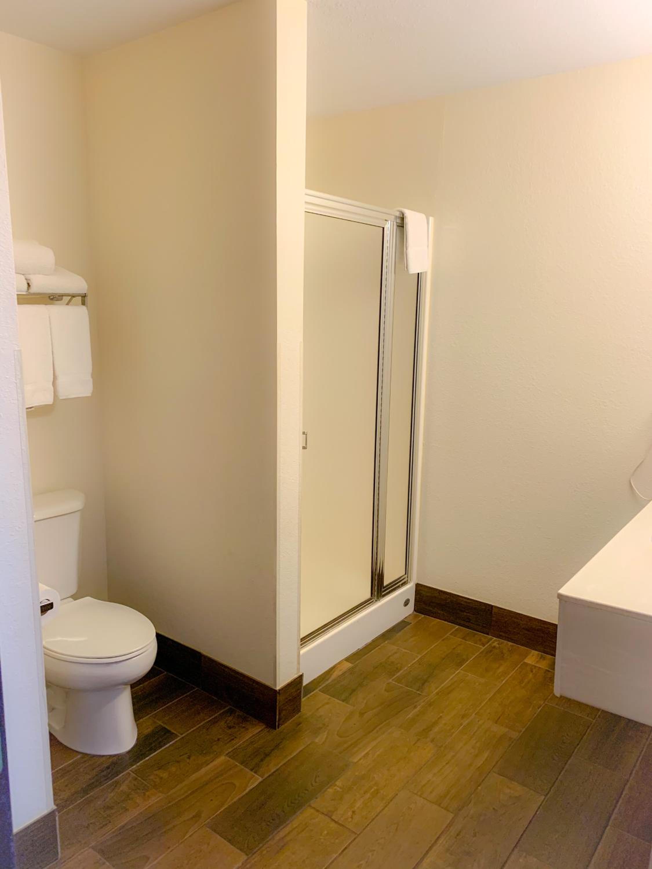 Queen Room - Non-Smoking - Photo 3