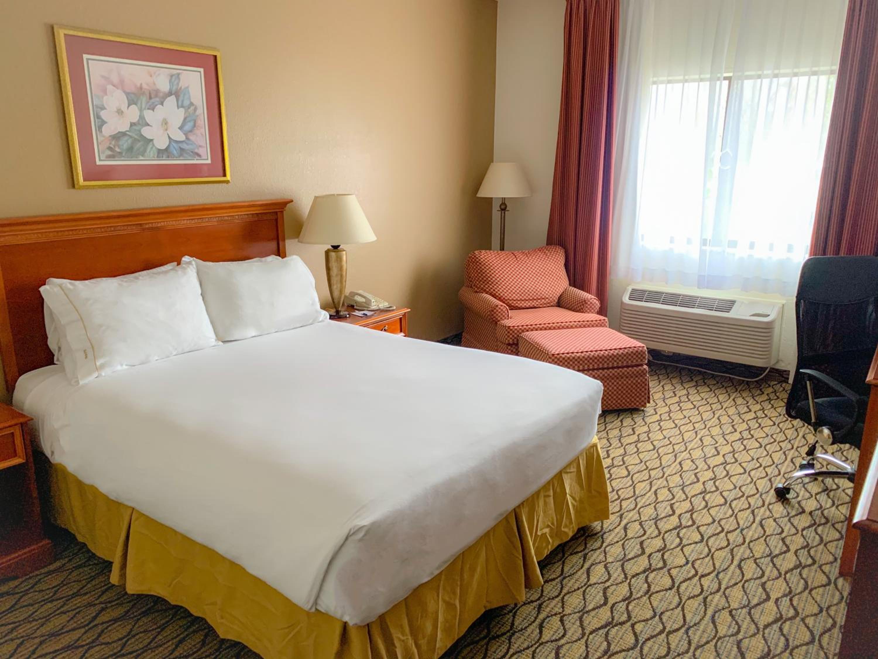 Queen Room with Bath Tub with Grab Bars - Mobility Accessible/Non-Smoking - Photo 1