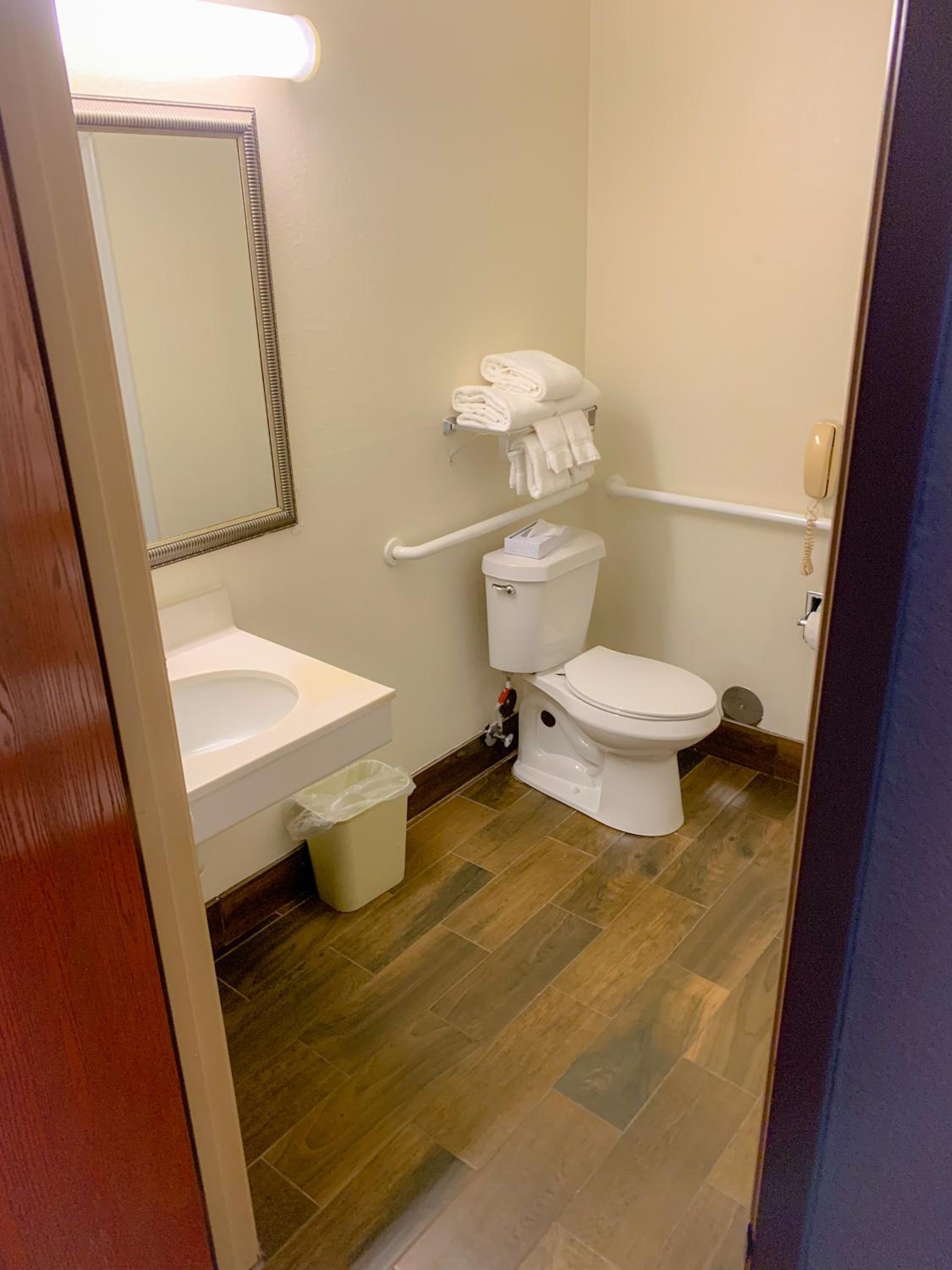Queen Room with Roll-In Shower - Mobility Accessible/Non-Smoking - Photo 3