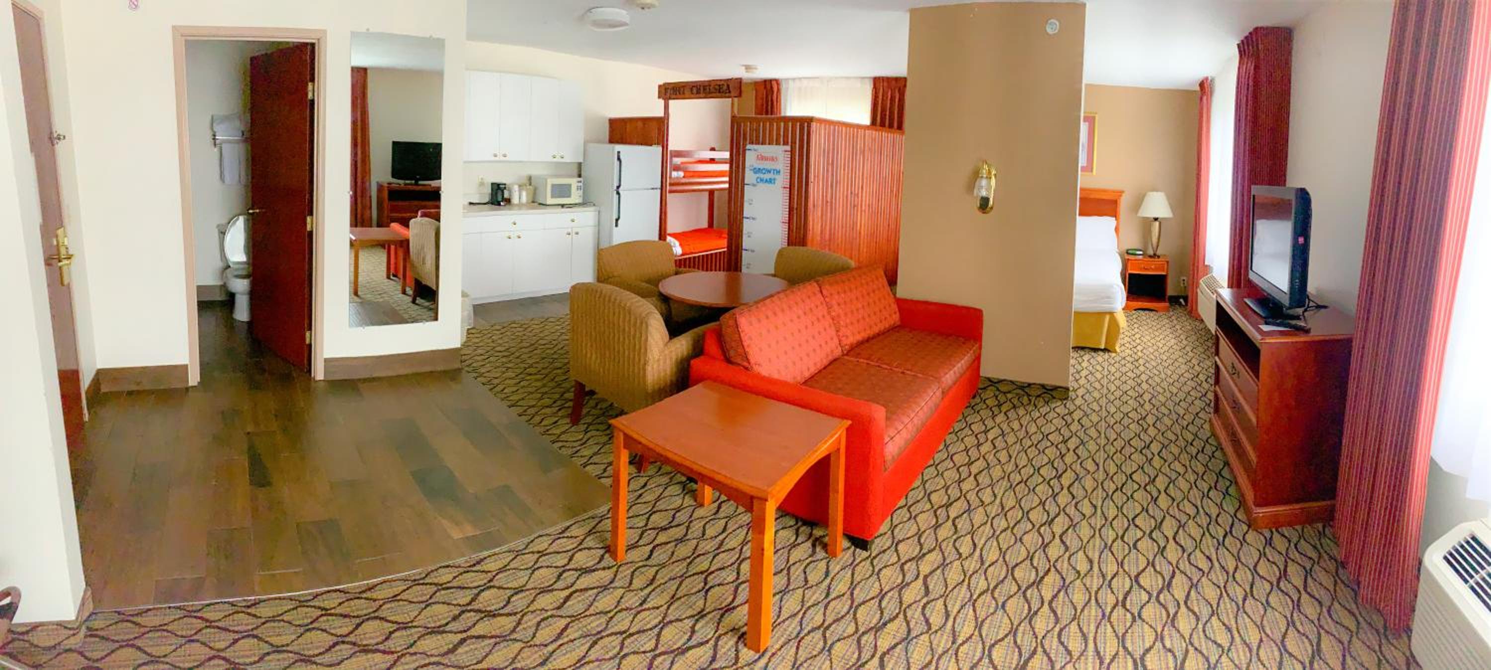 Studio Suite with One Queen and Two Bunk Beds - Non-Smoking - Photo 4
