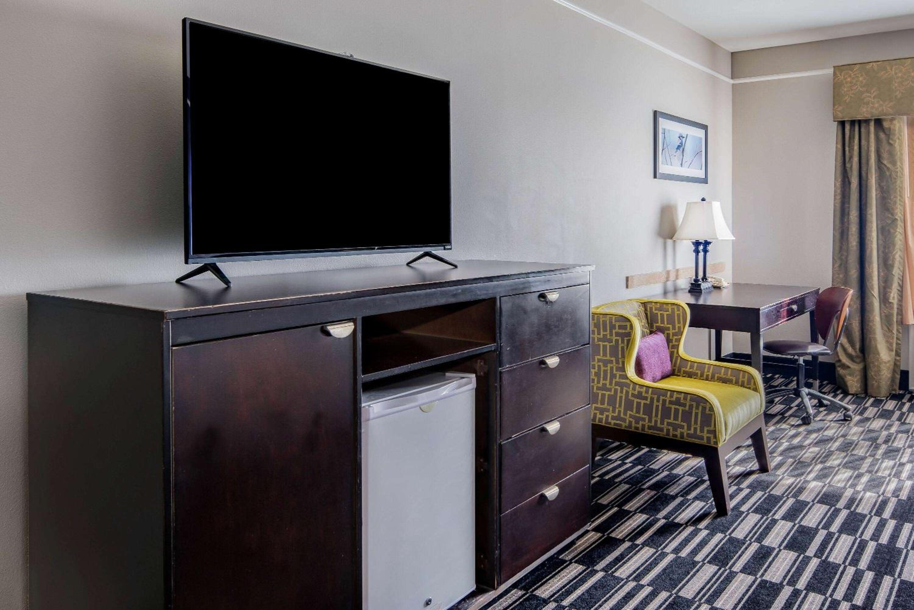 Studio Suite with Two Queen Beds - Non-Smoking - Photo 3