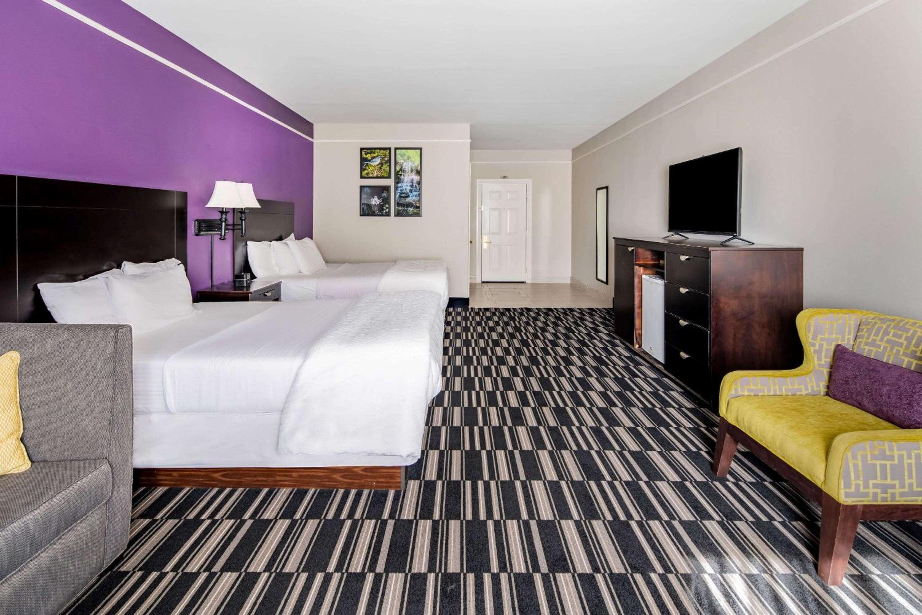 Queen Room with Two Queen Beds - Photo 4