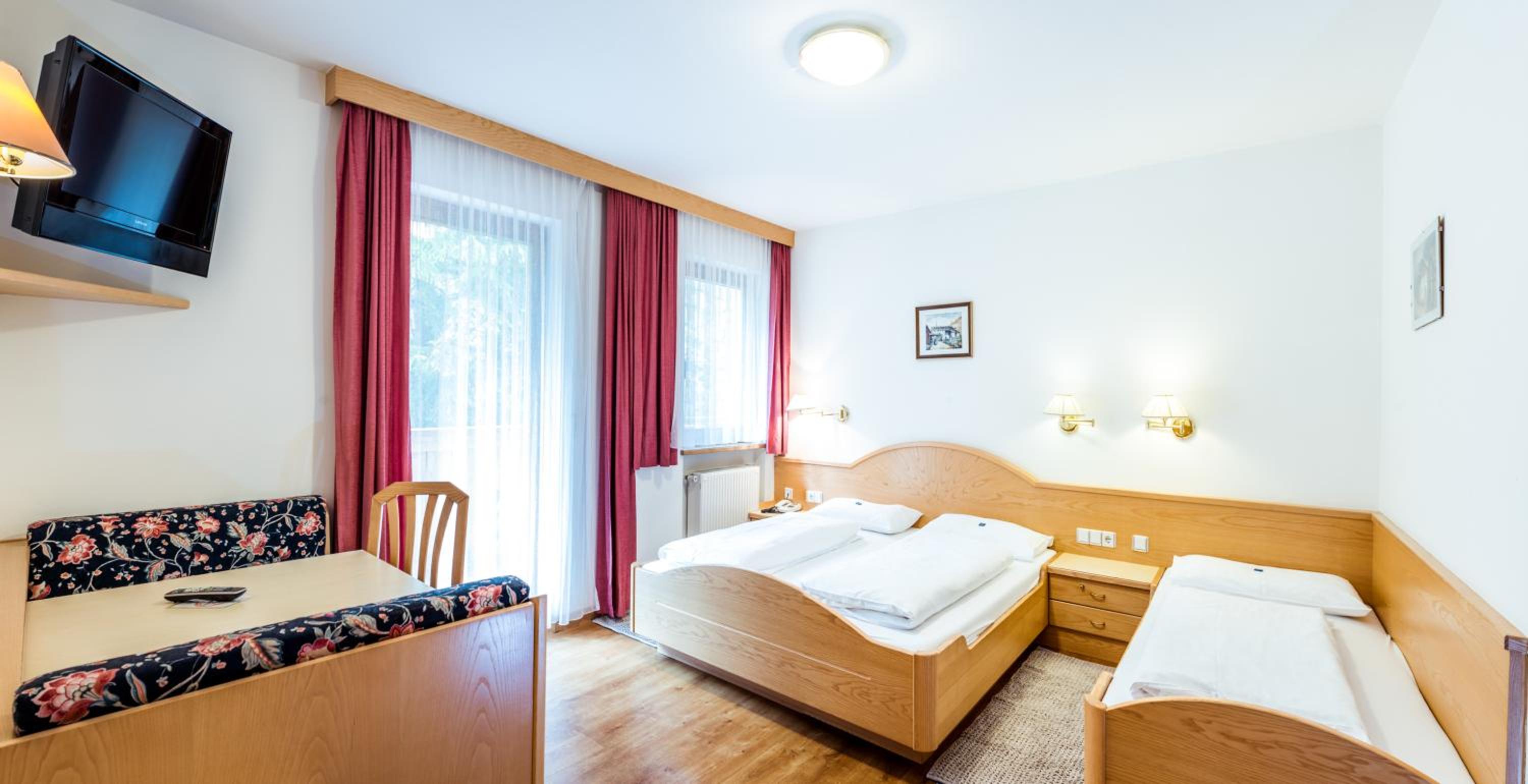 Double Room with Mountain View - Non Smoking photo 3