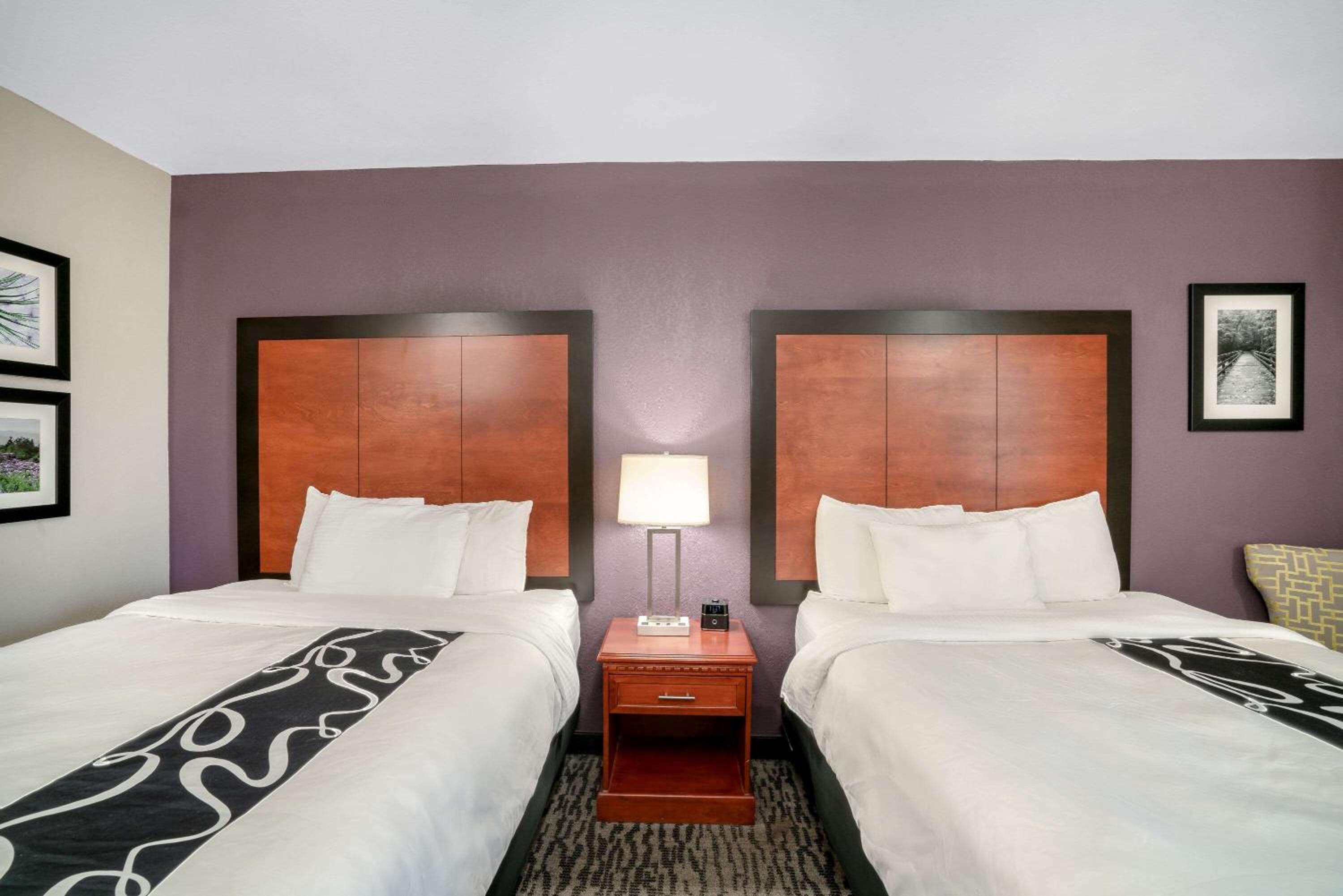Queen Room with Two Queen Beds photo 2