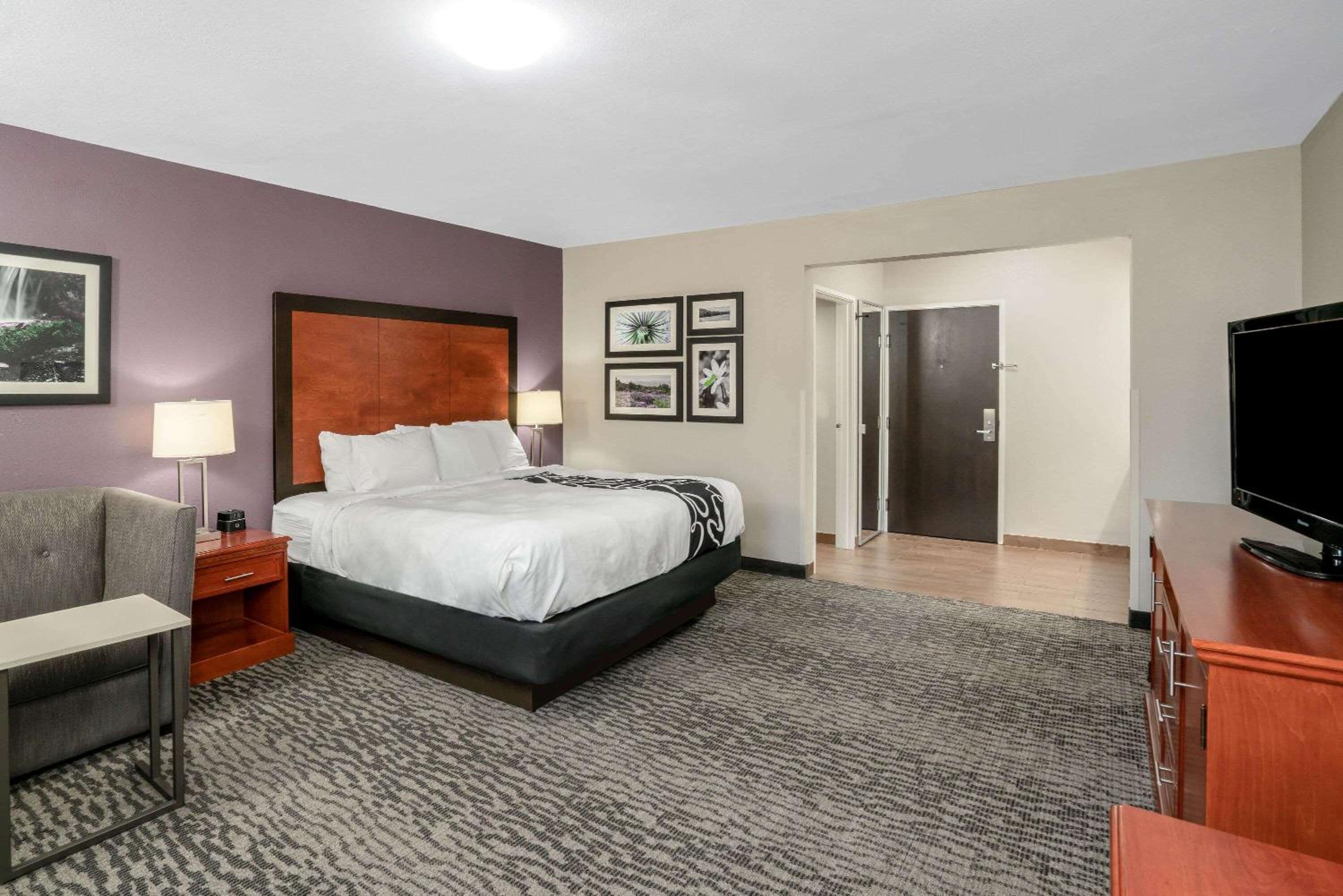 Deluxe King Room - Non-Smoking photo 2