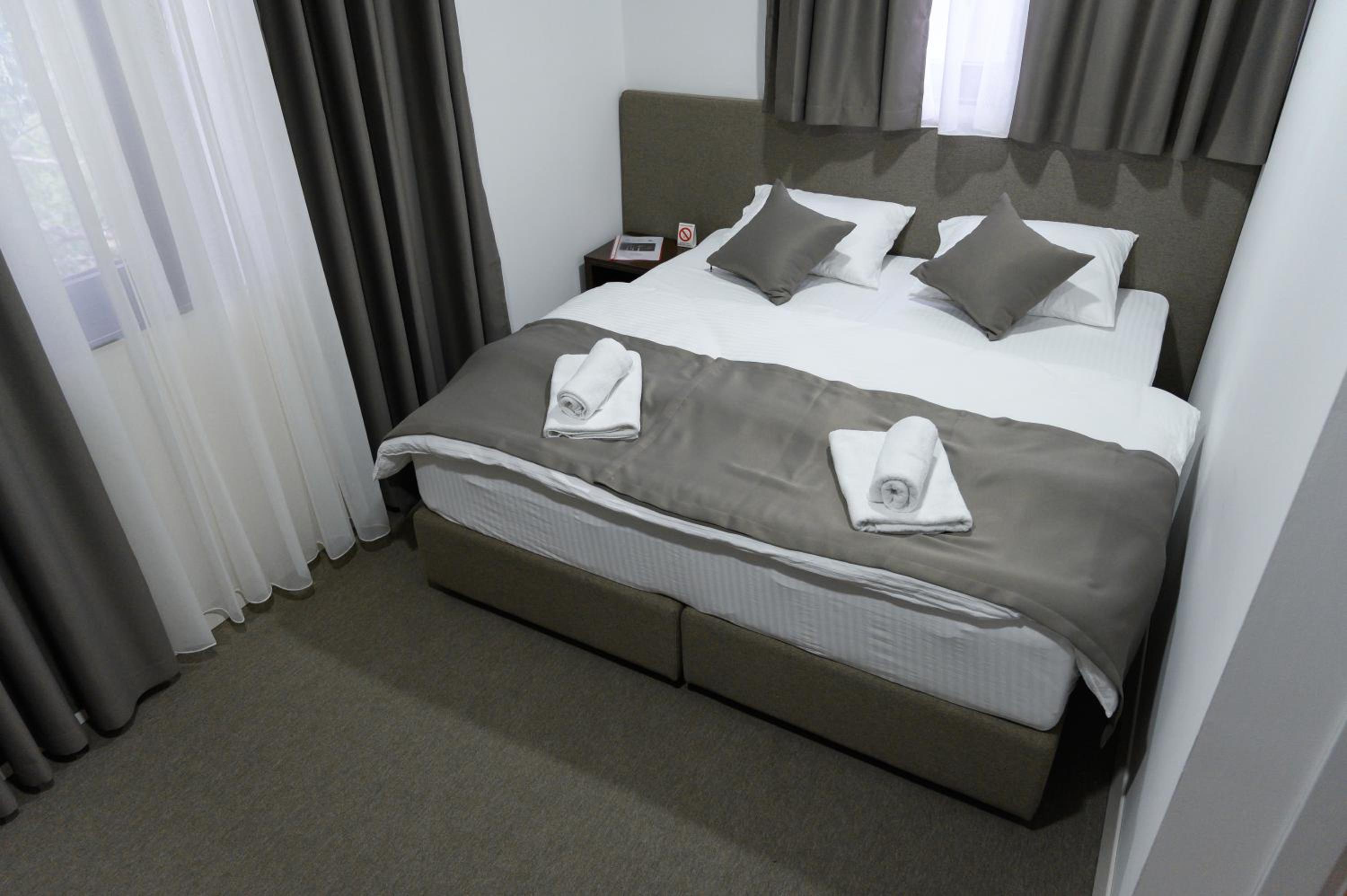 Twin Room with Bathroom photo 3