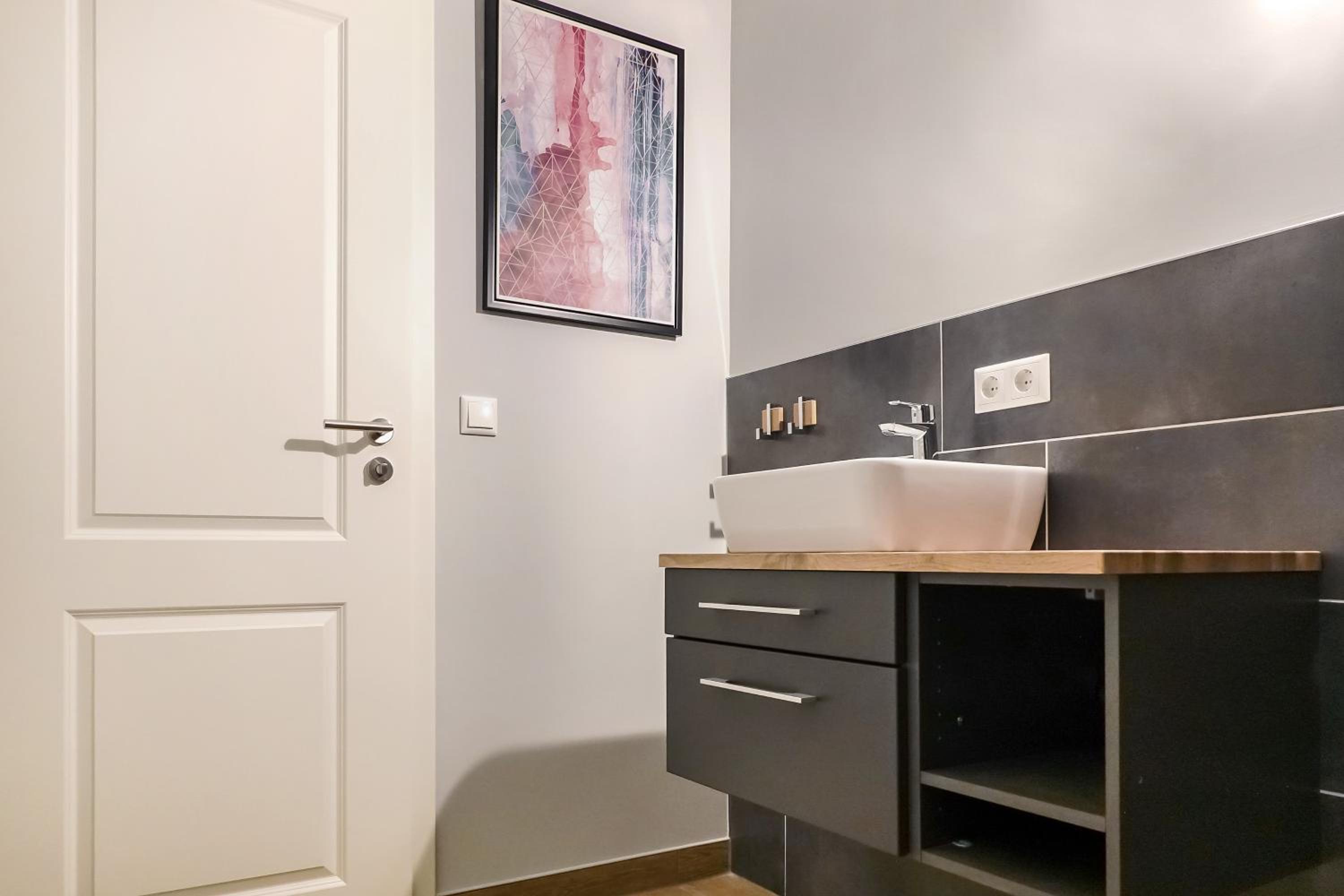 One-Bedroom Apartment photo 3