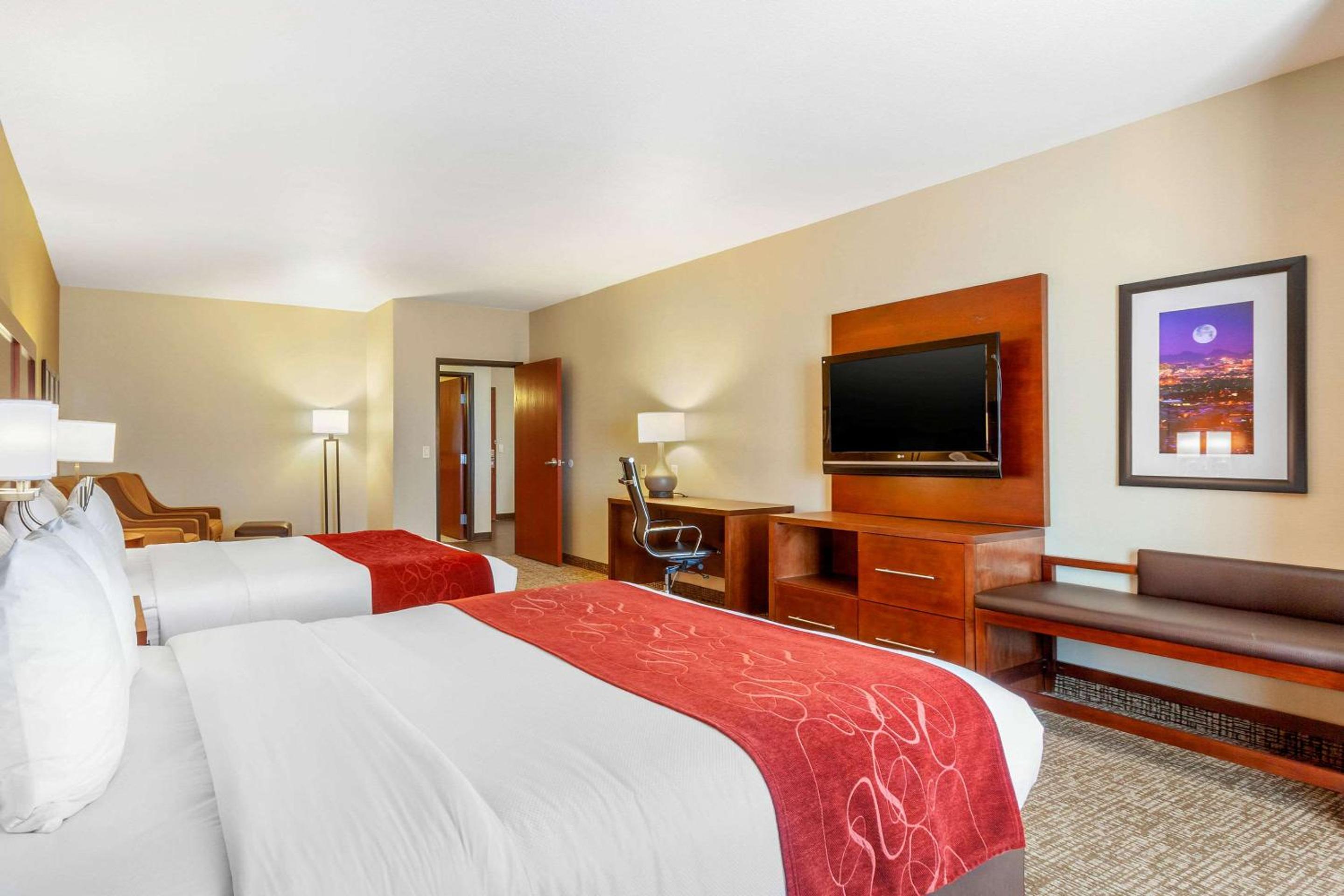 Queen Suite with Two Queen Beds and Sofa Bed - Non-Smoking - Photo 7