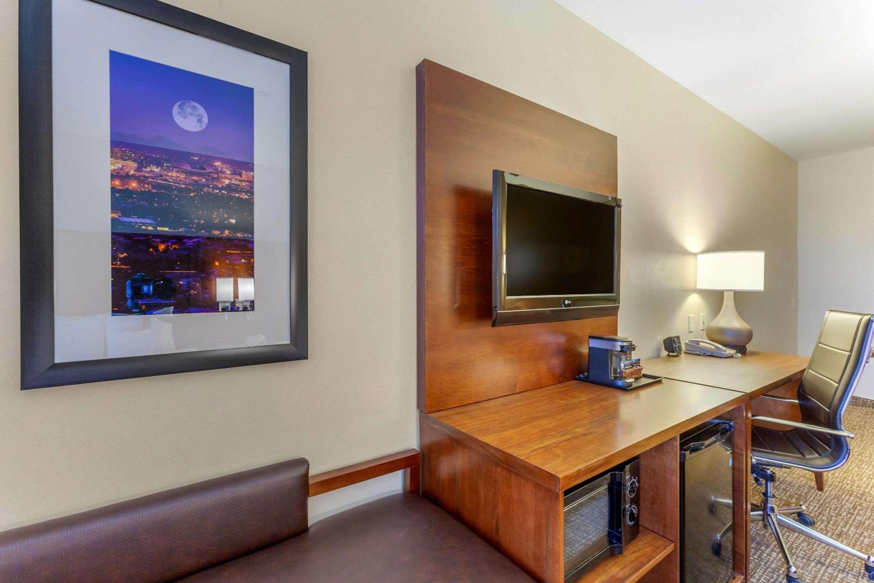 King Suite with Sofa Bed - Non-Smoking - Photo 2
