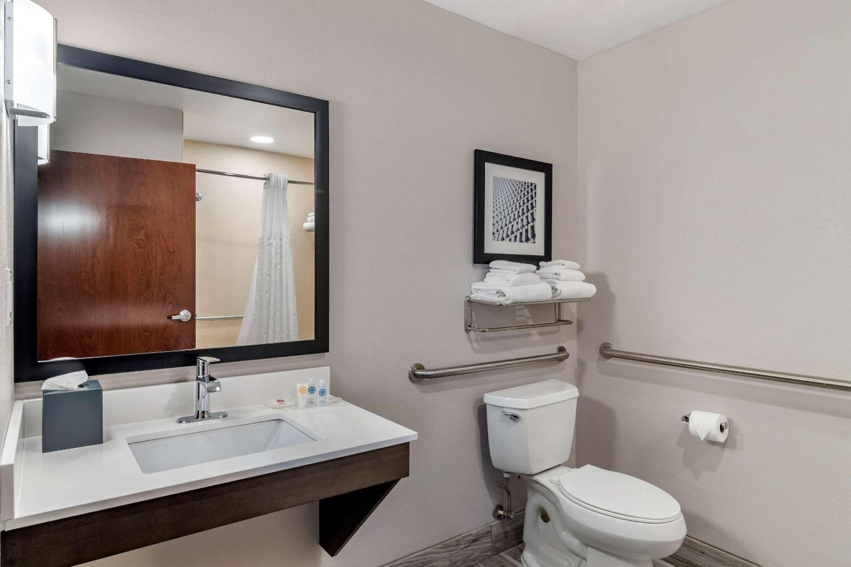 King Suite - Non-Smoking - Photo 10