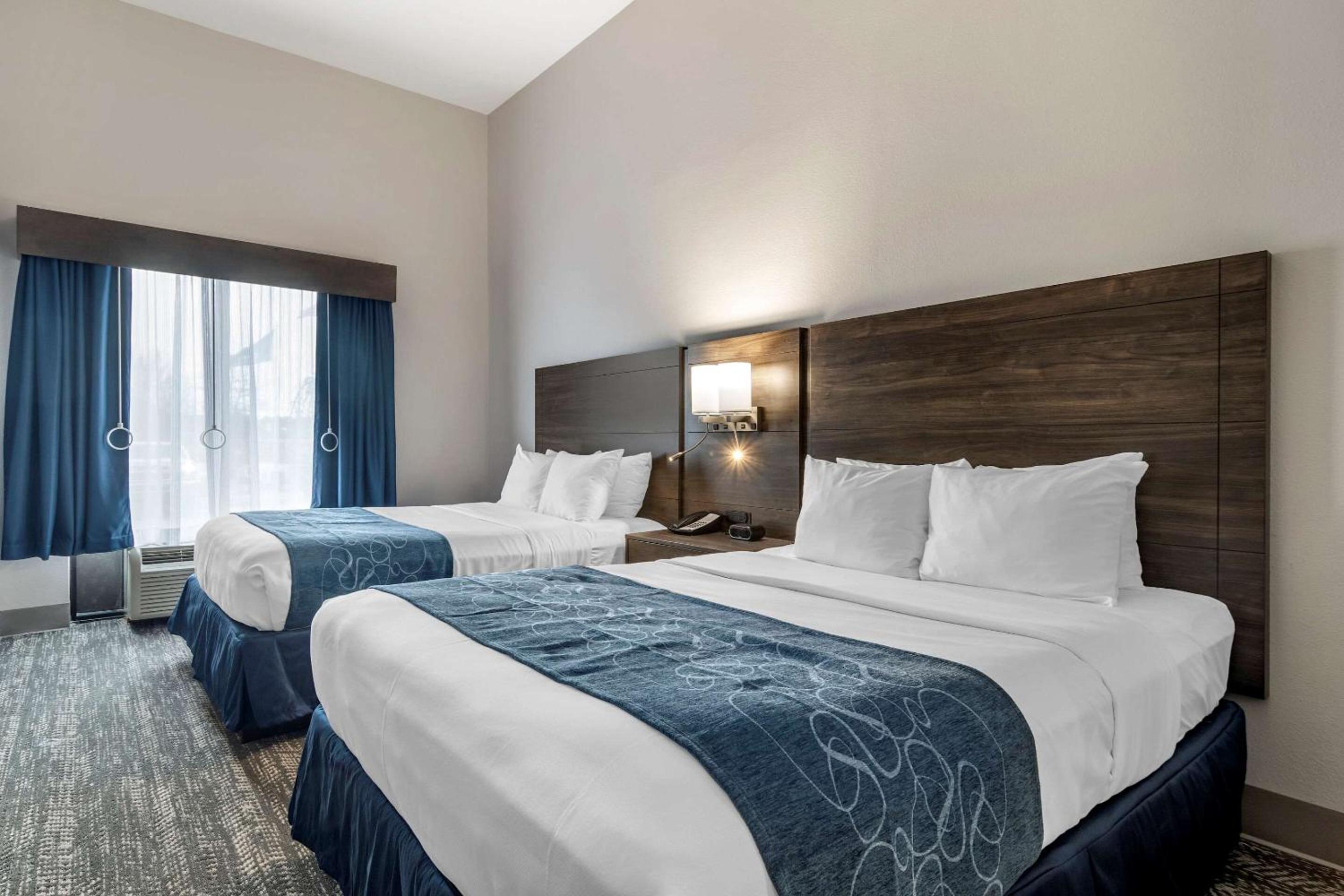 Queen Suite with Two Queen Beds - Non-Smoking - Photo 11