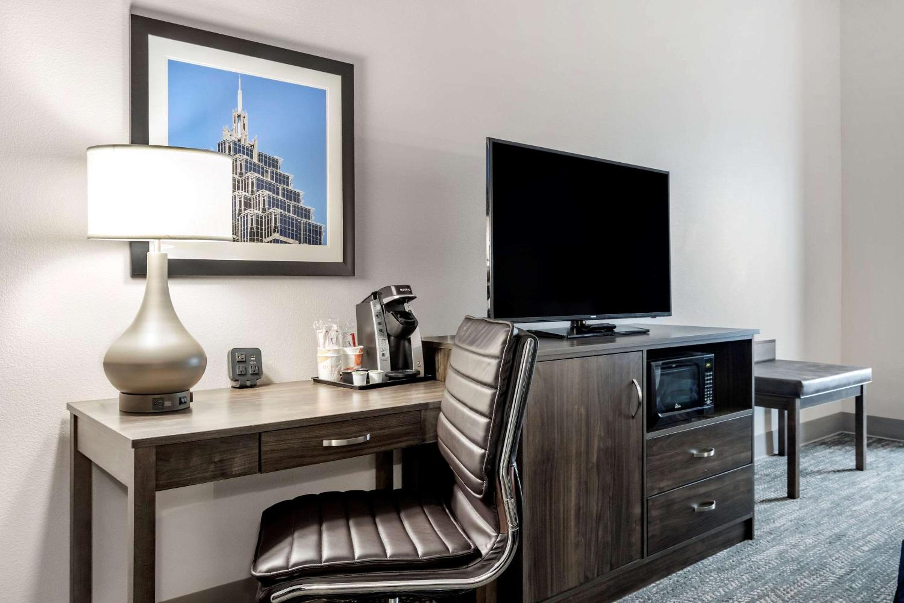 King Suite - Non-Smoking - Photo 12