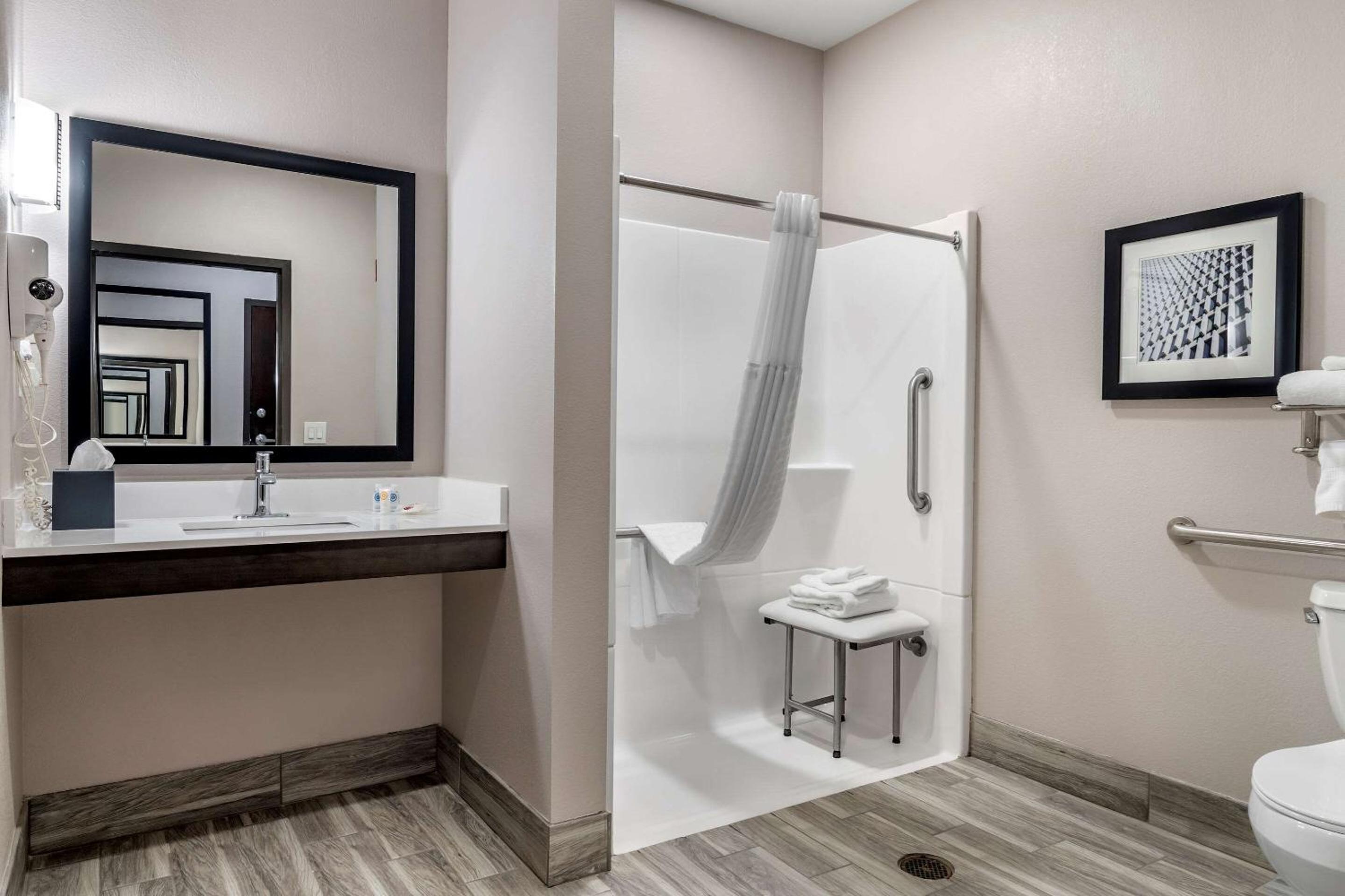 Queen Suite with Two Queen Beds and Accessible Tub, No Roll-Inn Shower - Accessible/Non Smoking - Photo 5