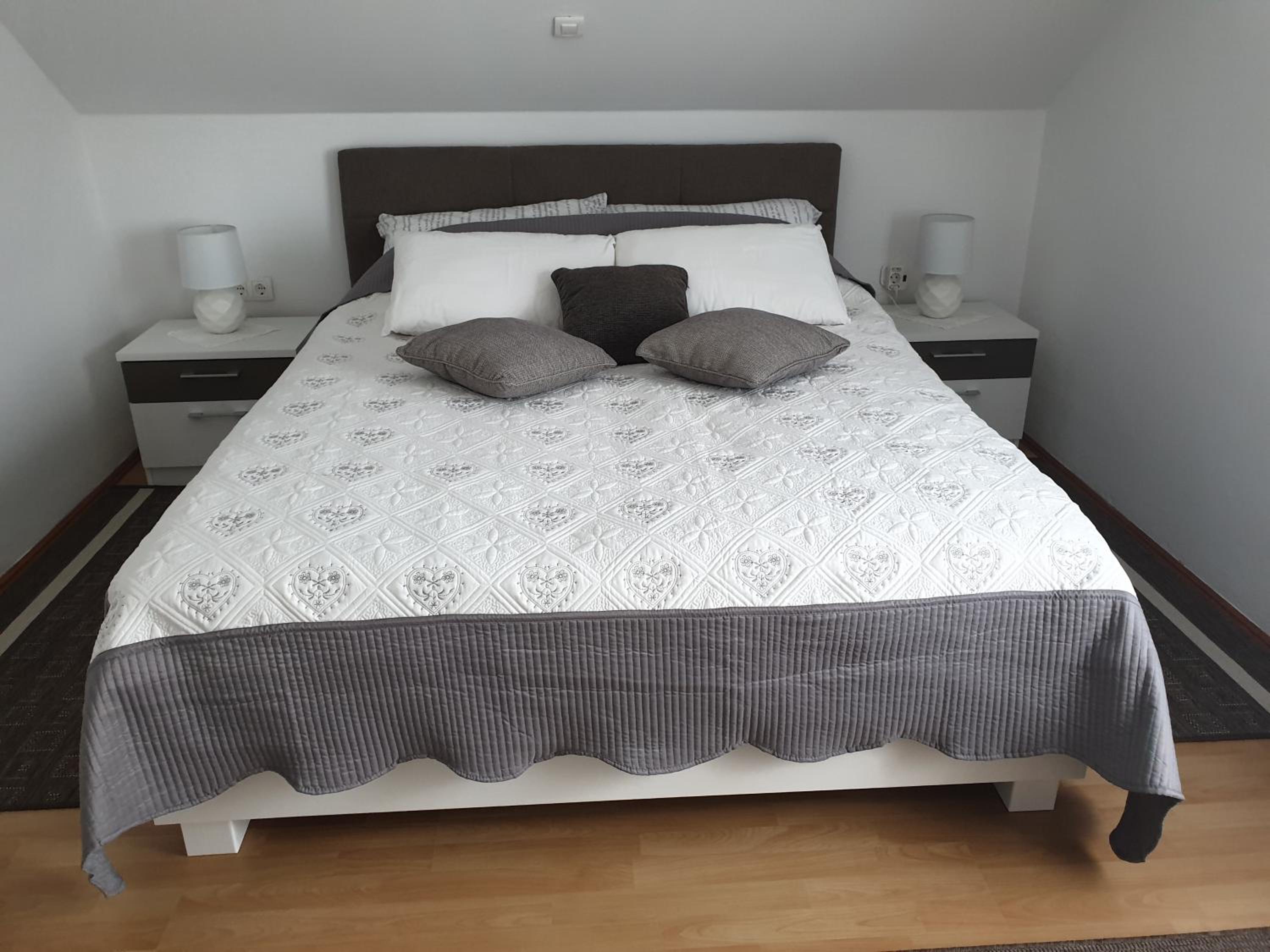 One-Bedroom Apartment - Photo 1