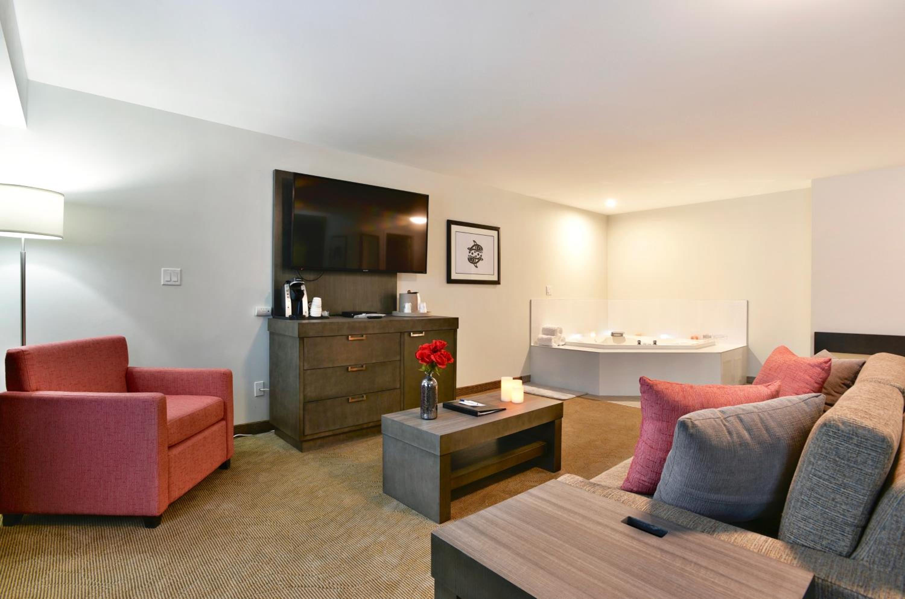 Large King Room with Spa Bath - Non-Smoking photo 3