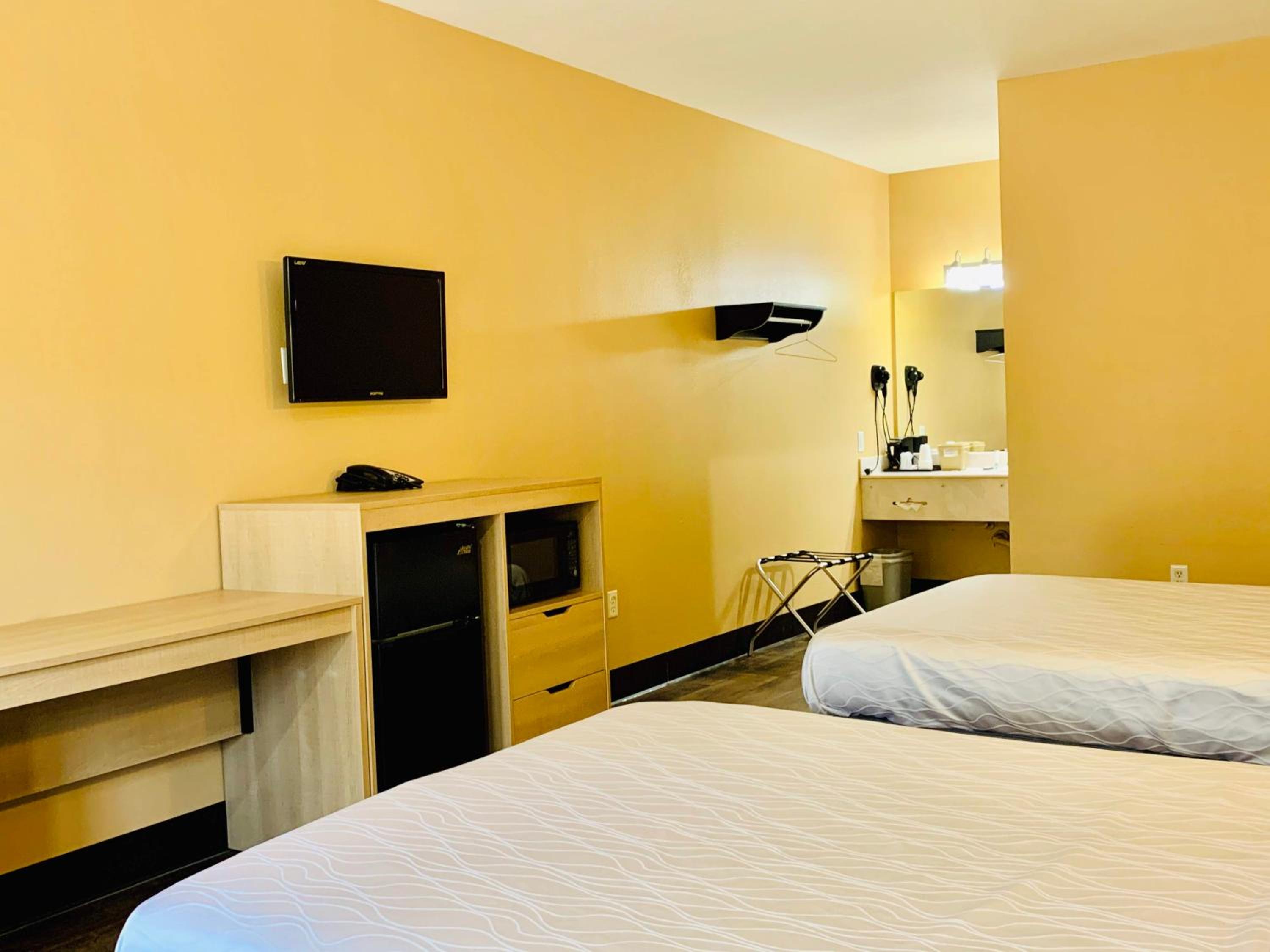 Queen Room with Two Queen Beds - Photo 1