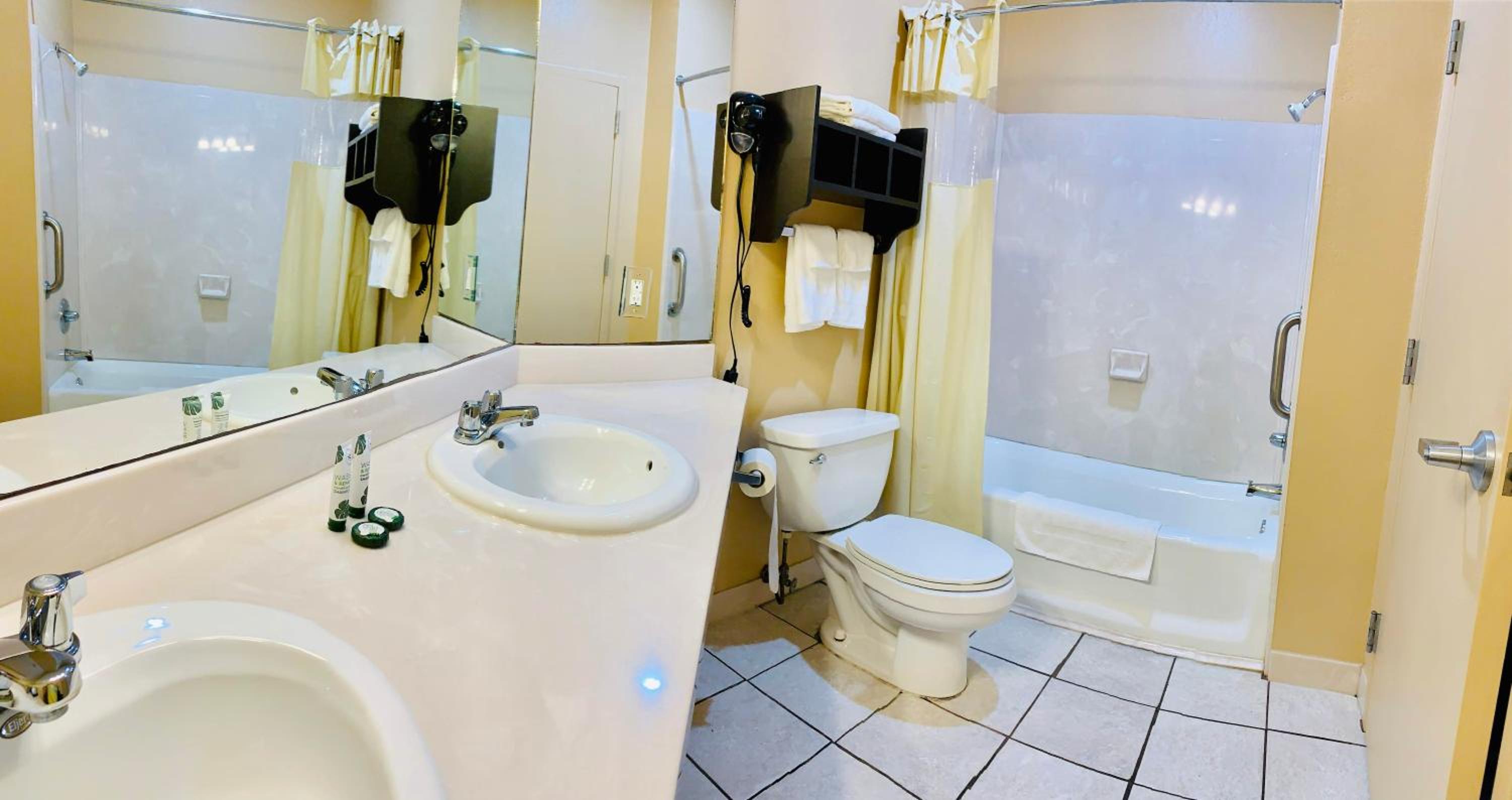 Single Room - Disability Access photo 3