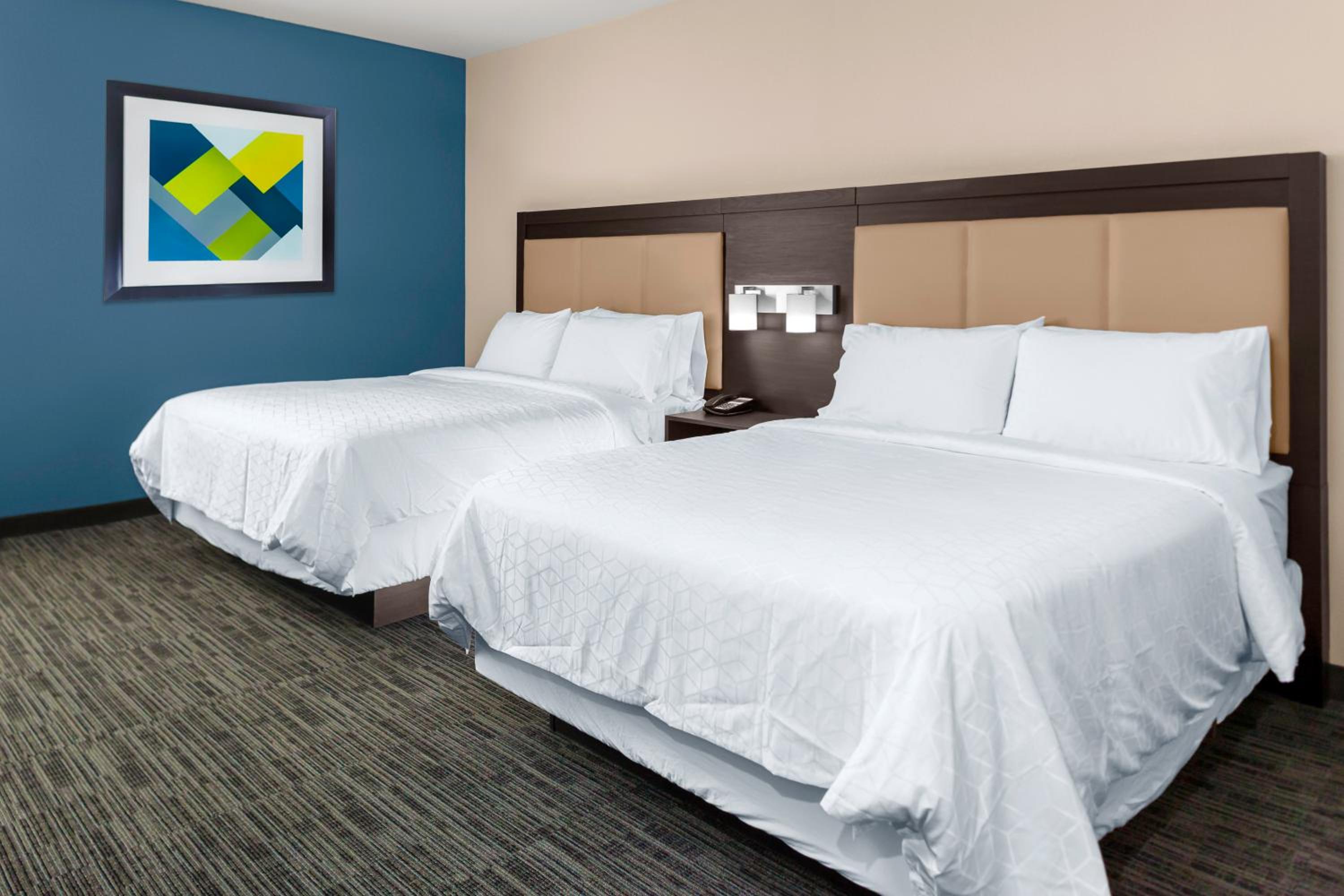 Standard Room with Two Queen Beds photo 1
