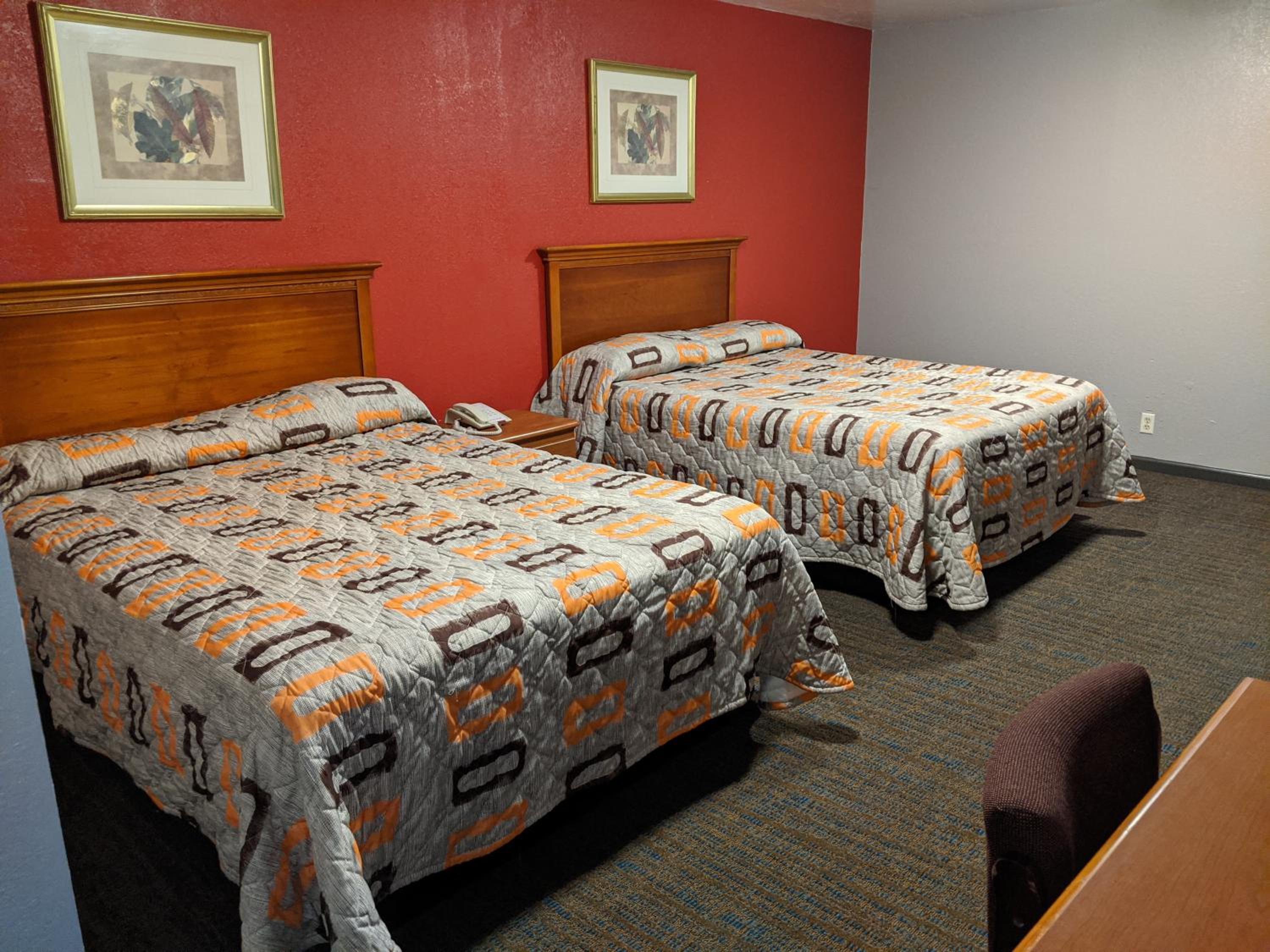 Queen Room with Two Queen Beds photo 2