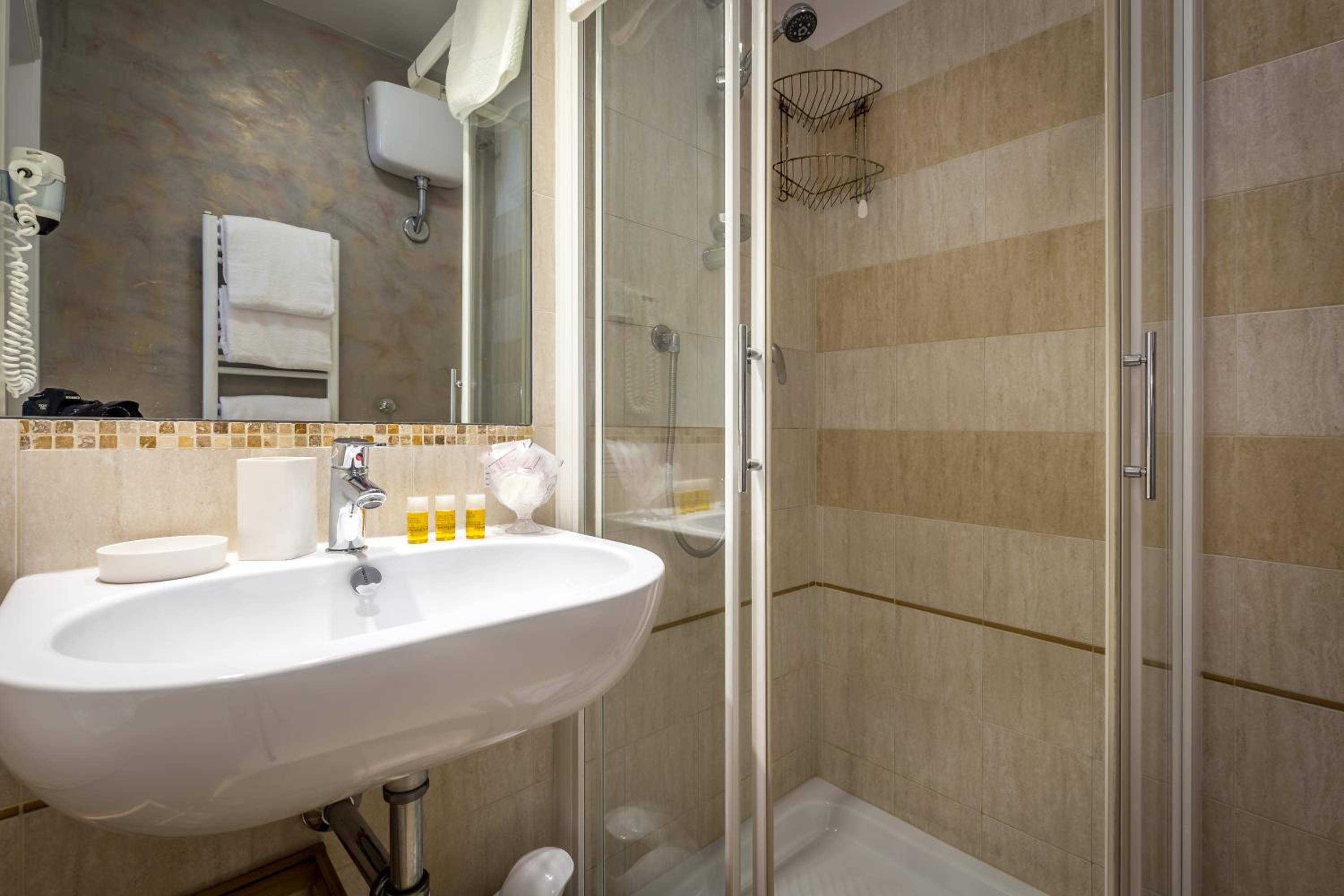 Double or Twin Room with Bathroom photo 3