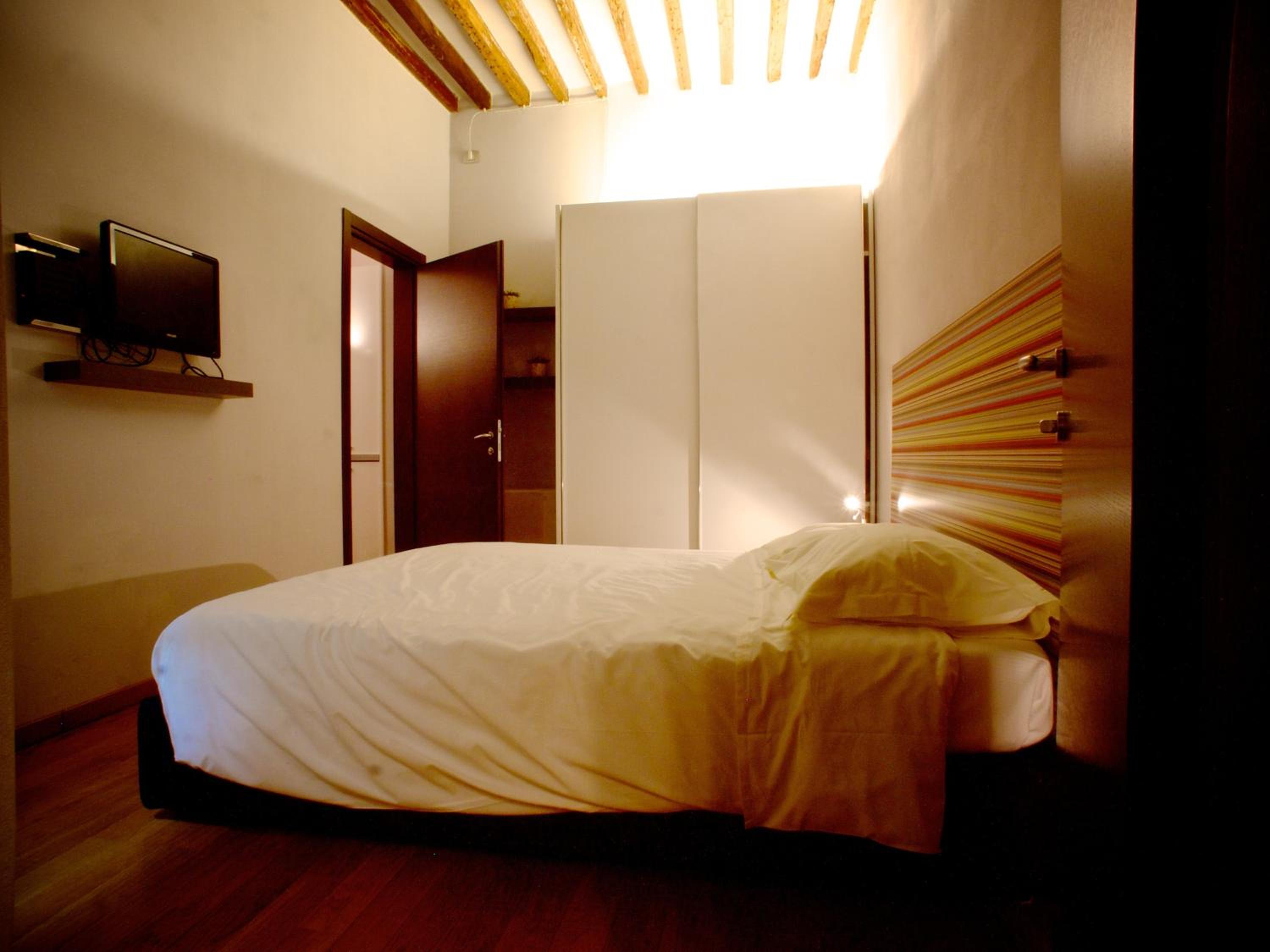 One-Bedroom Apartment with Courtyard View  - Photo 1
