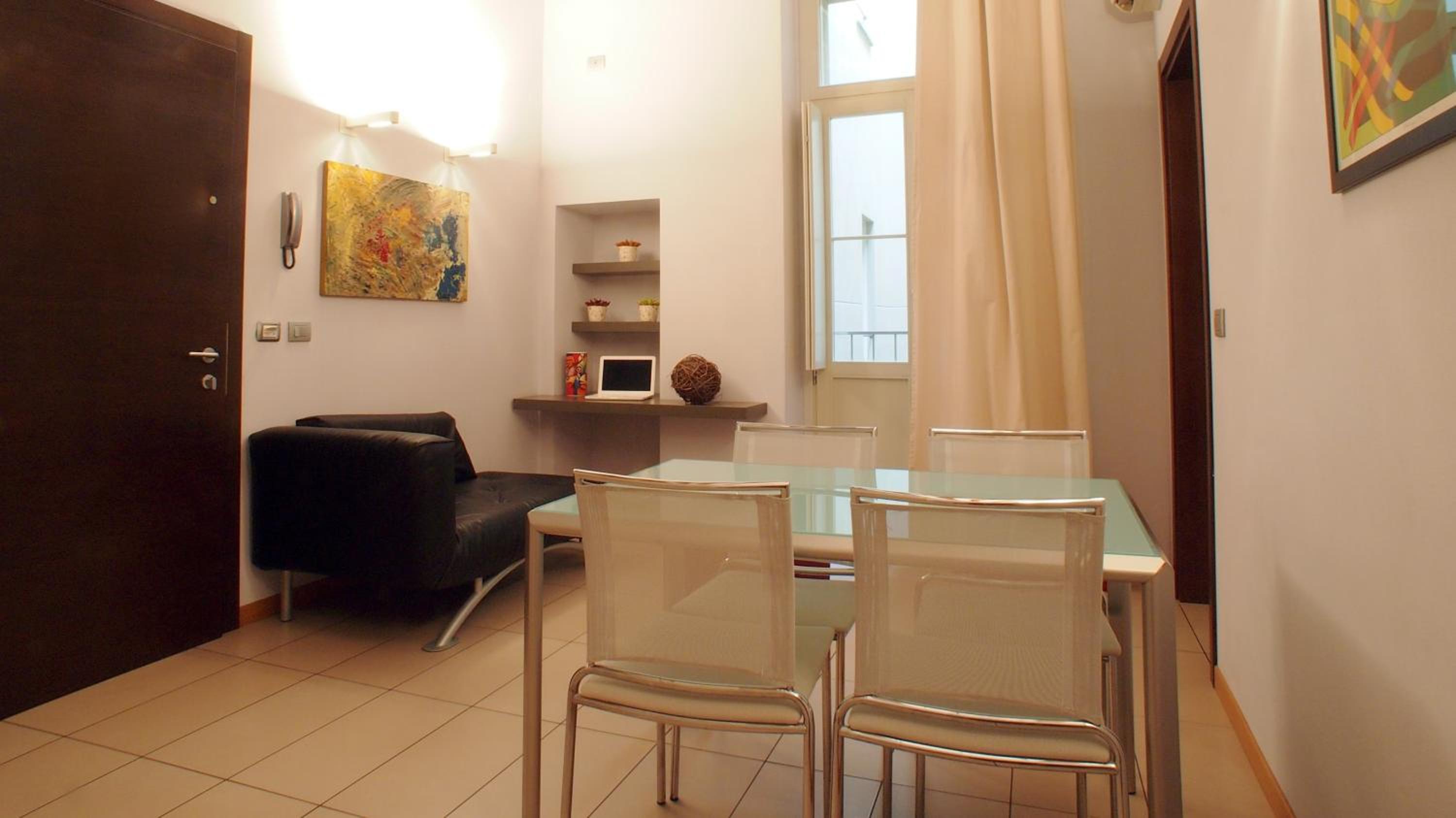 Superior One-Bedroom Apartment with Courtyard View - Photo 2