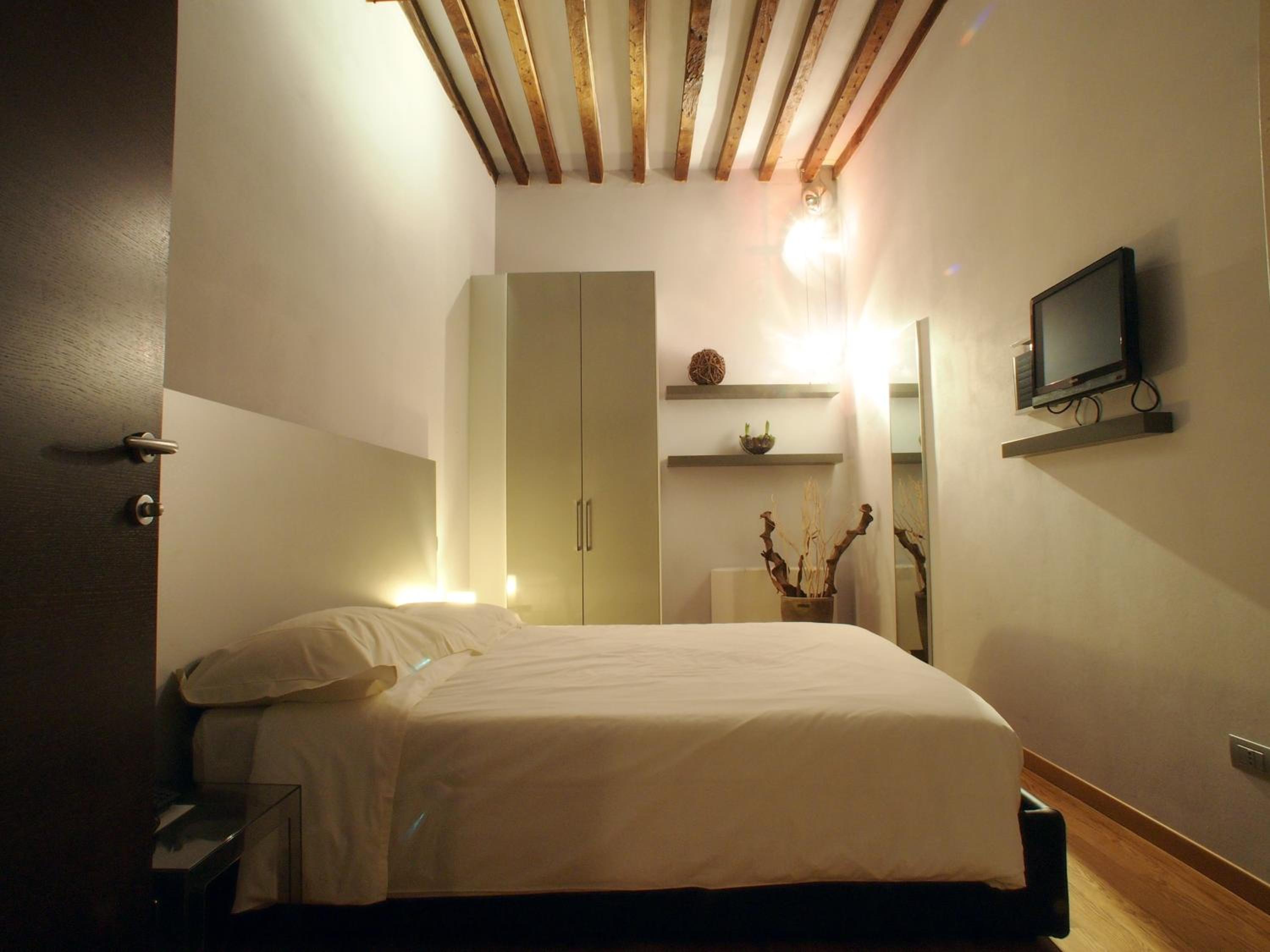 Superior One-Bedroom Apartment with Courtyard View - Photo 1
