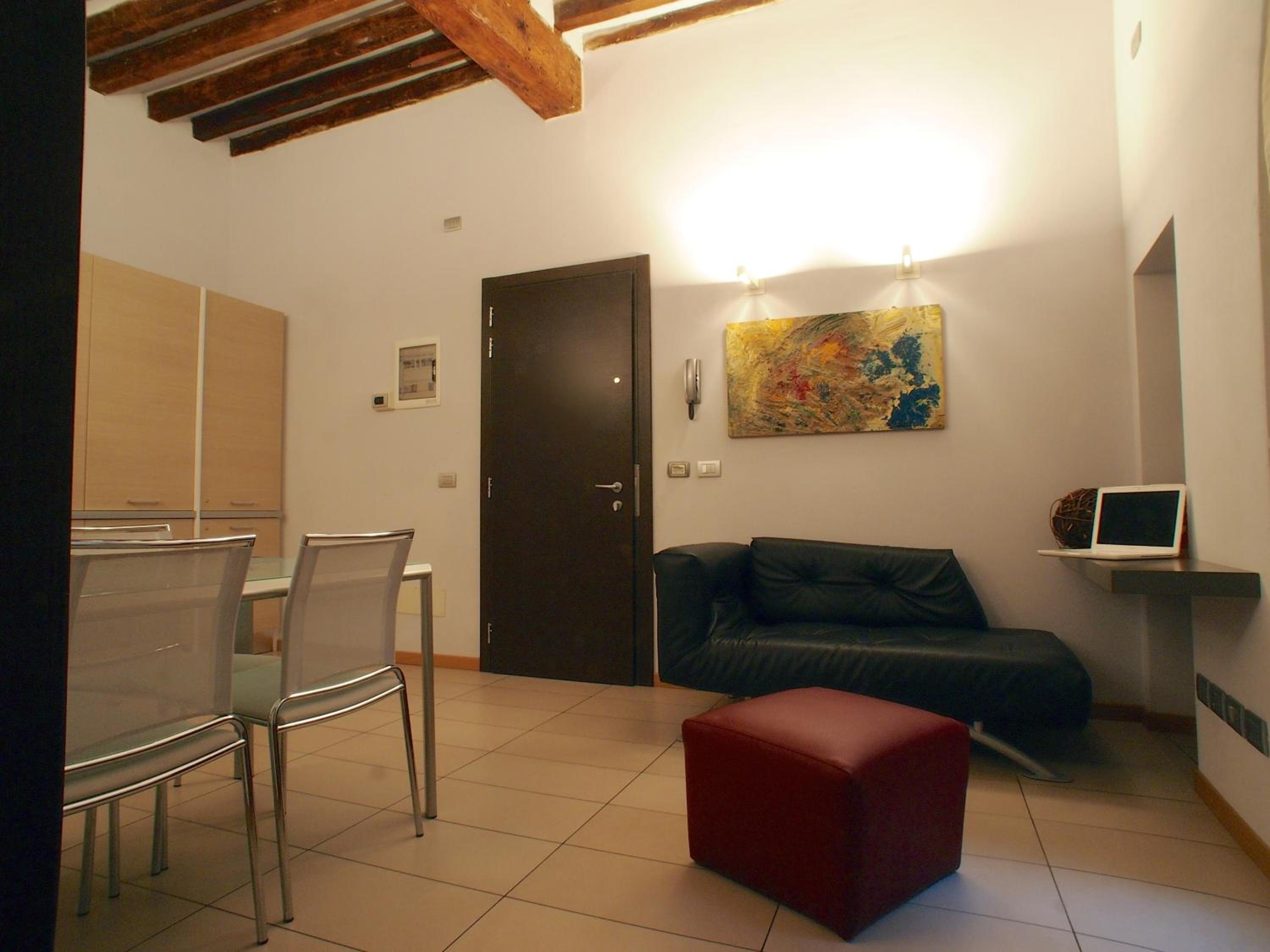 Superior One-Bedroom Apartment with Courtyard View - Photo 4