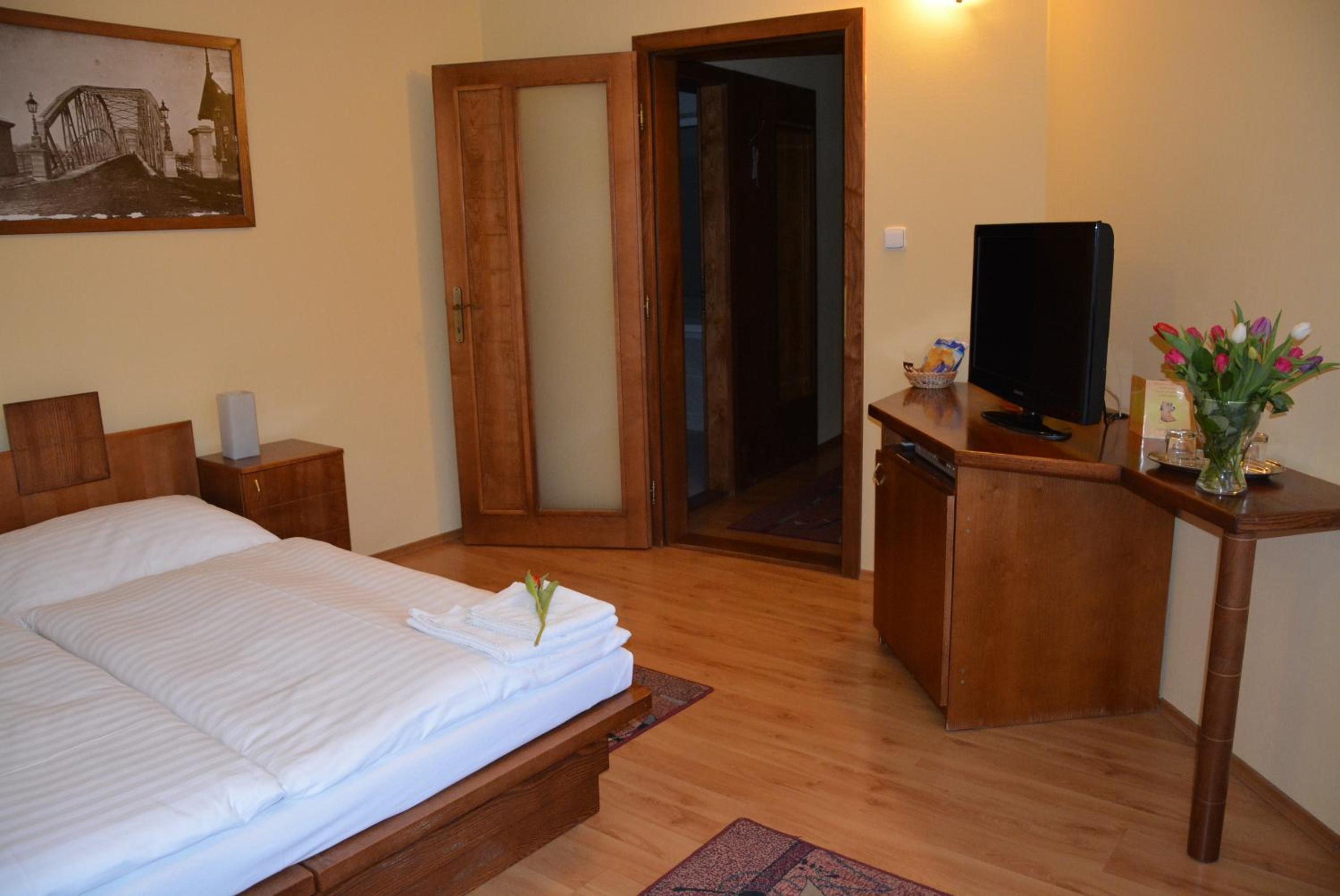 Double or Twin Room - Photo 6
