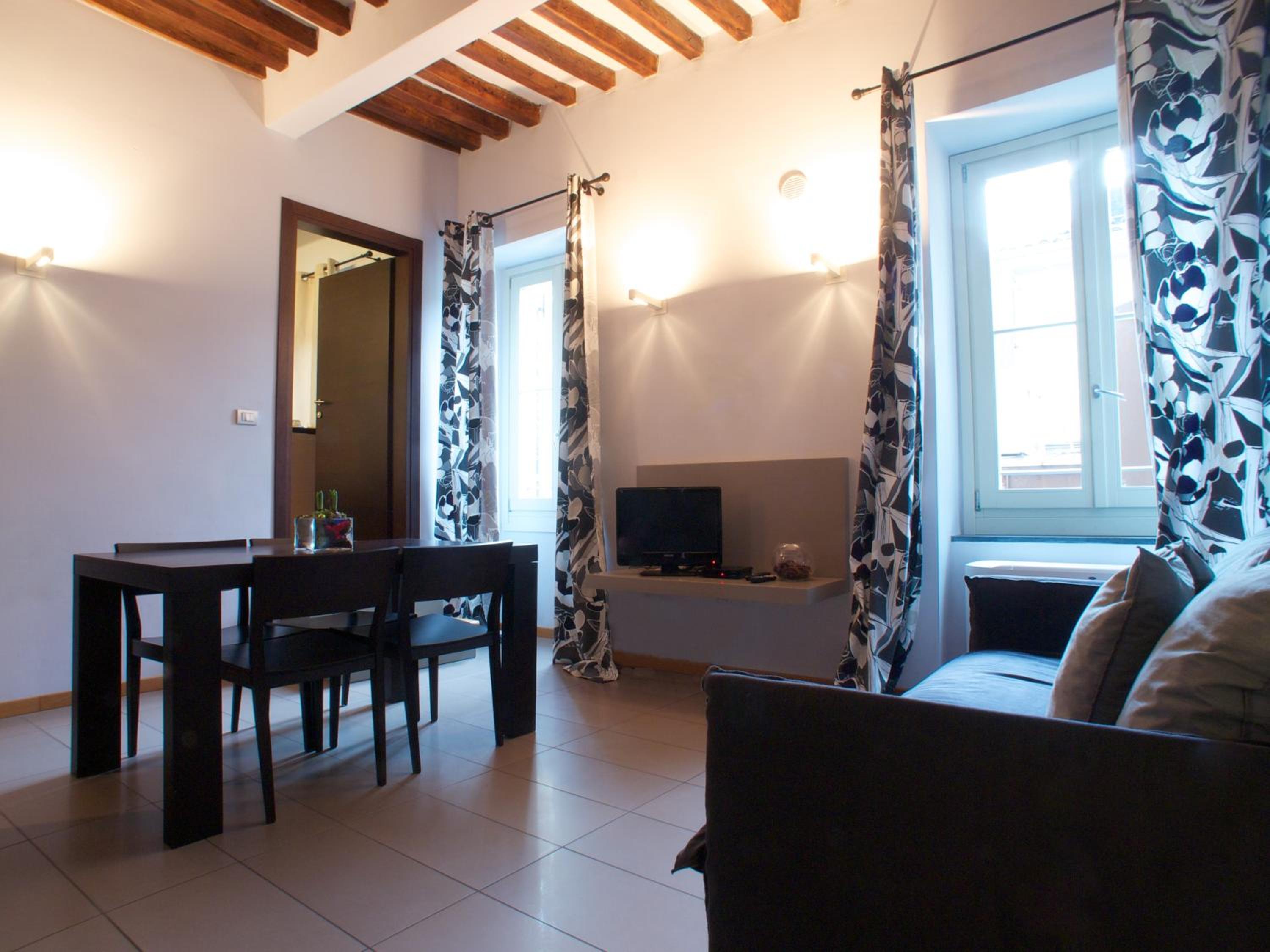 Superior One-Bedroom Apartment - Photo 2