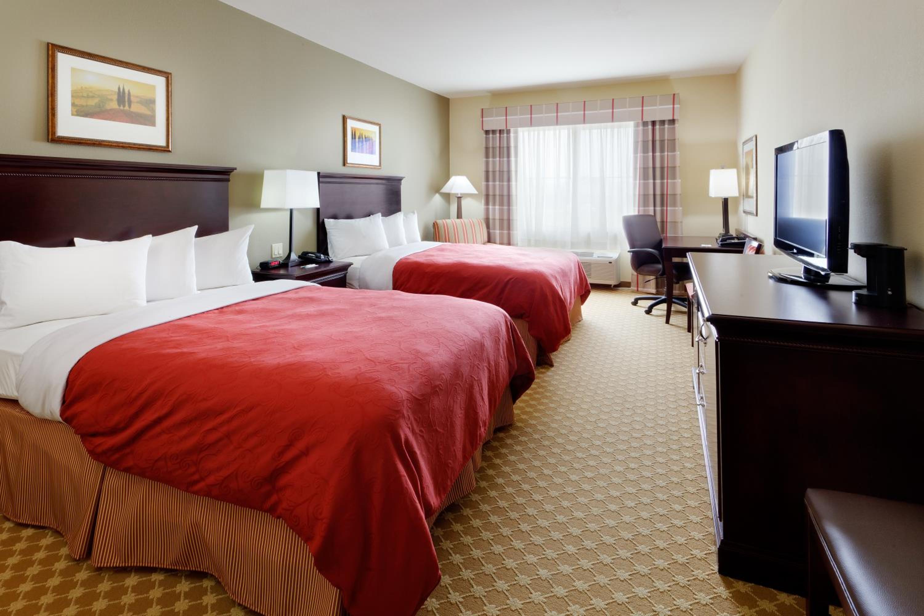 Queen Room with Two Queen Beds - Non-Smoking - Photo 5
