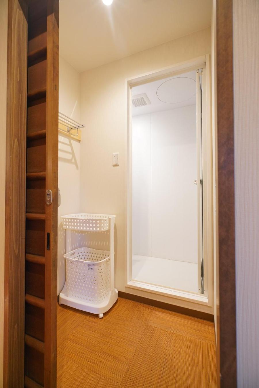 Quadruple Room with Shared Bathroom - Photo 3