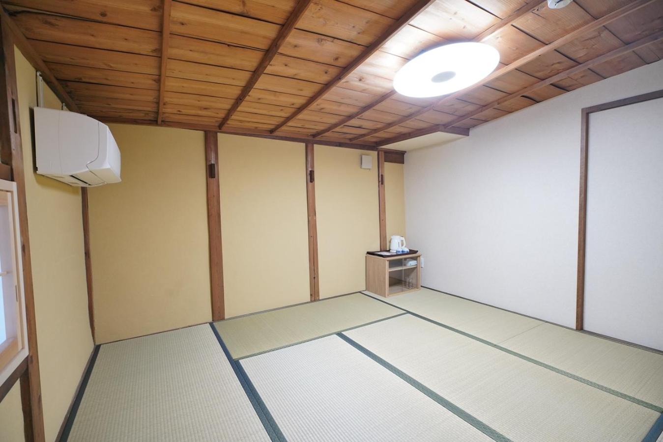 Quadruple Room with Shared Bathroom - Photo 4