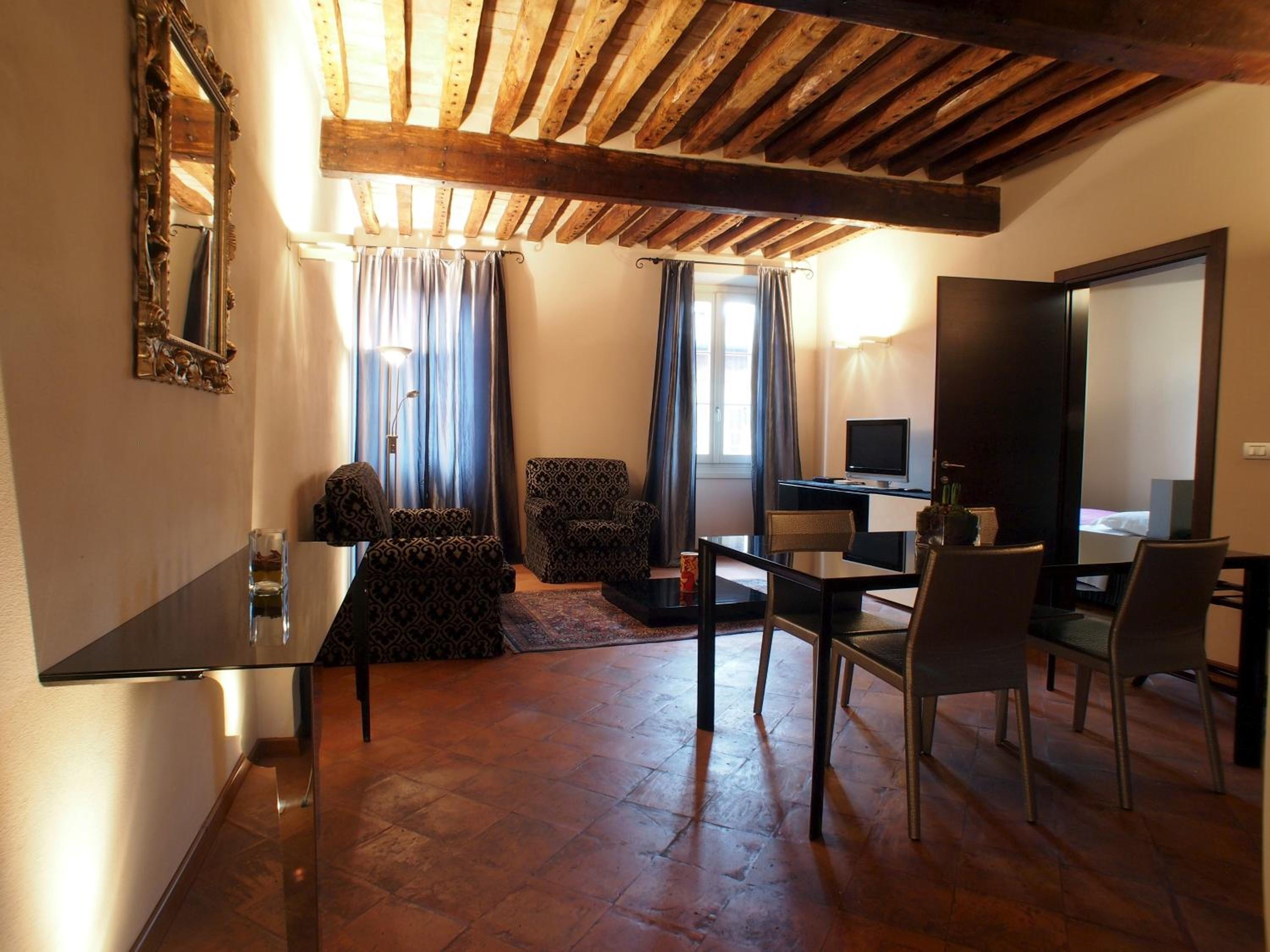 Superior One-Bedroom Suite with City View - Photo 8