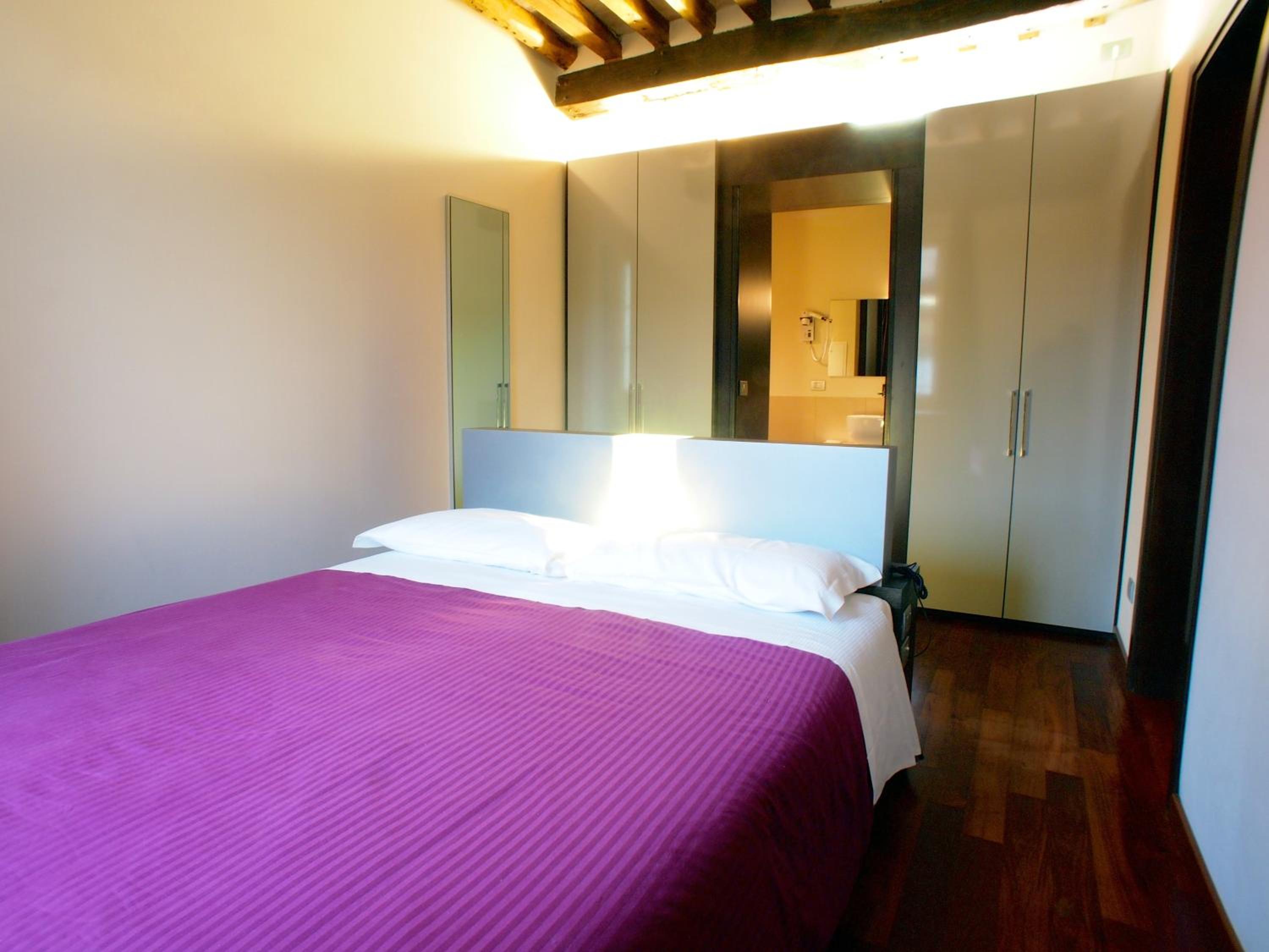 Superior One-Bedroom Suite with City View - Photo 6