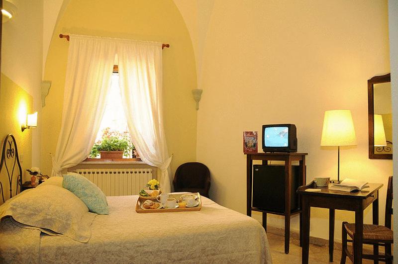 Standard Double or Twin Room - Photo 2