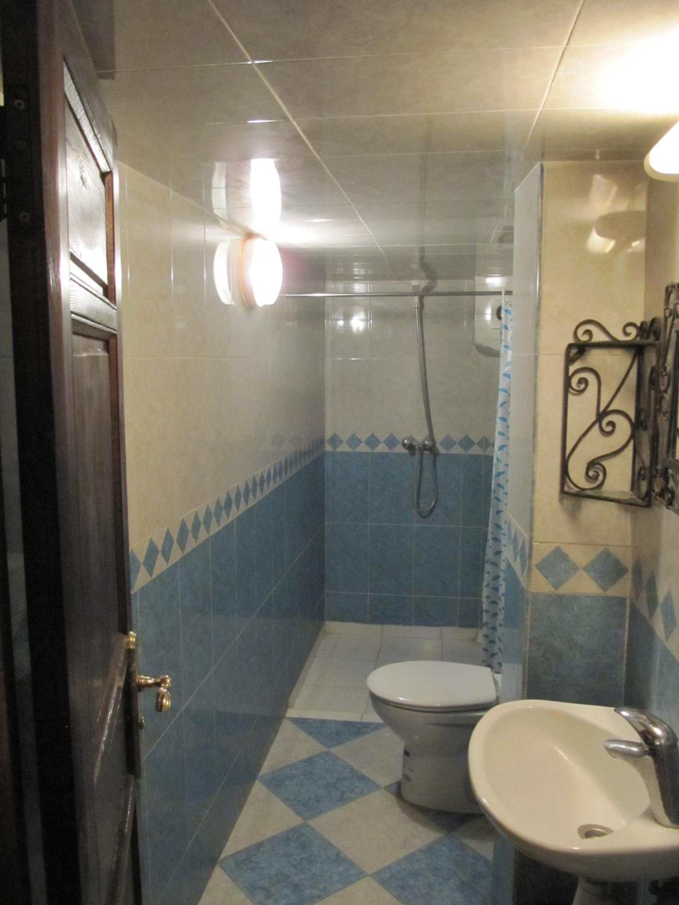 Double Room with Private Bathroom - Photo 8