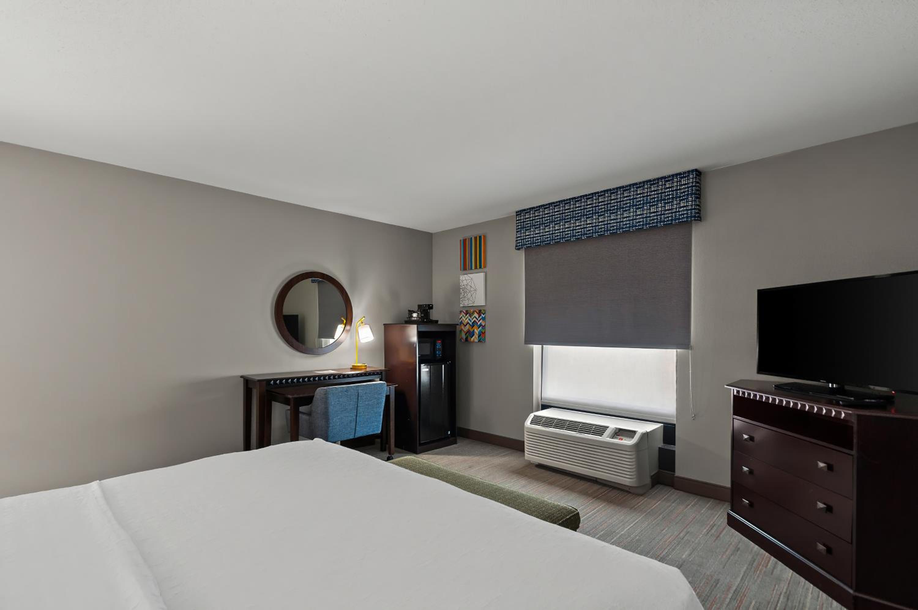 King Room with King Bed - Non-Smoking