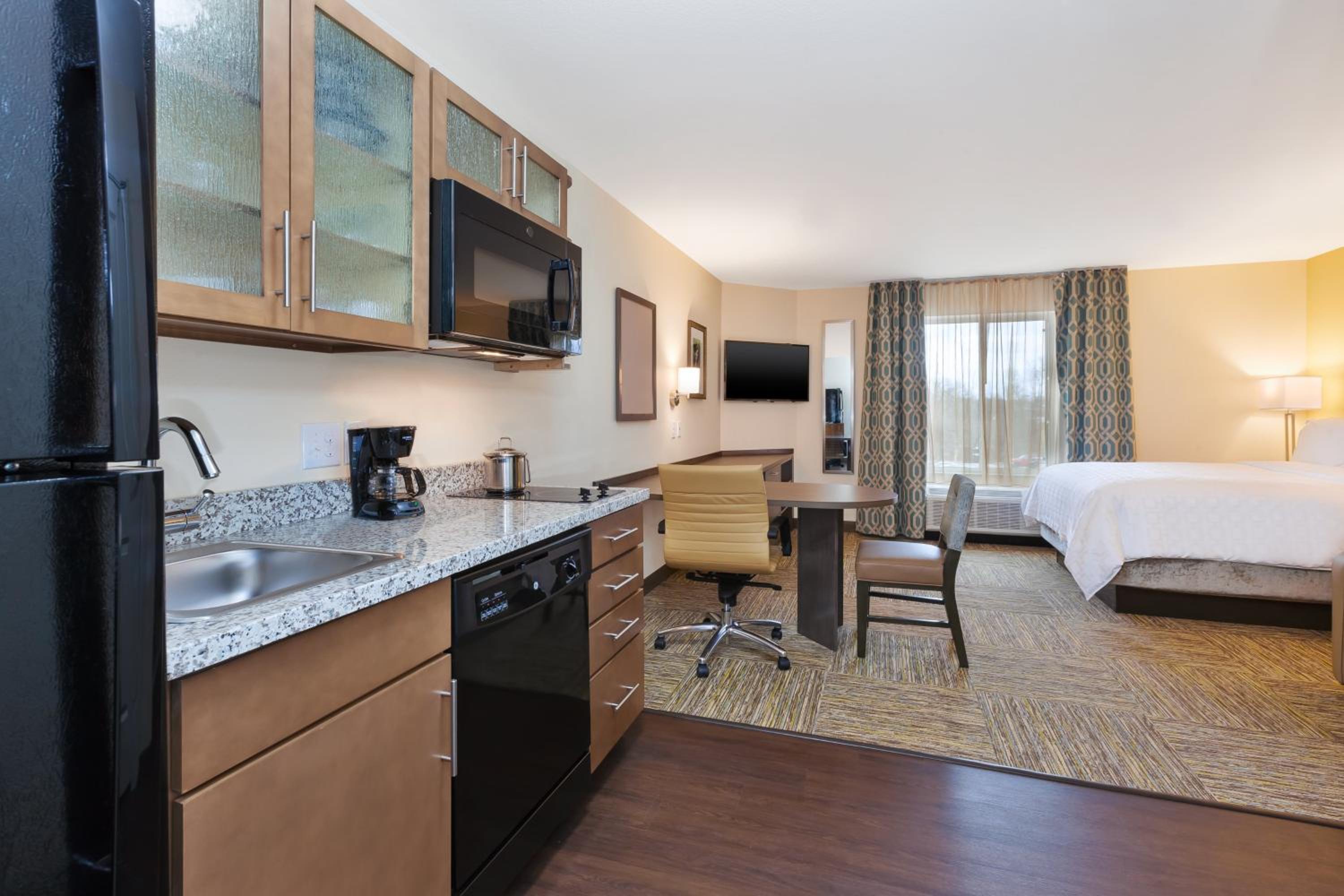 Queen Studio Suite - Photo 2
