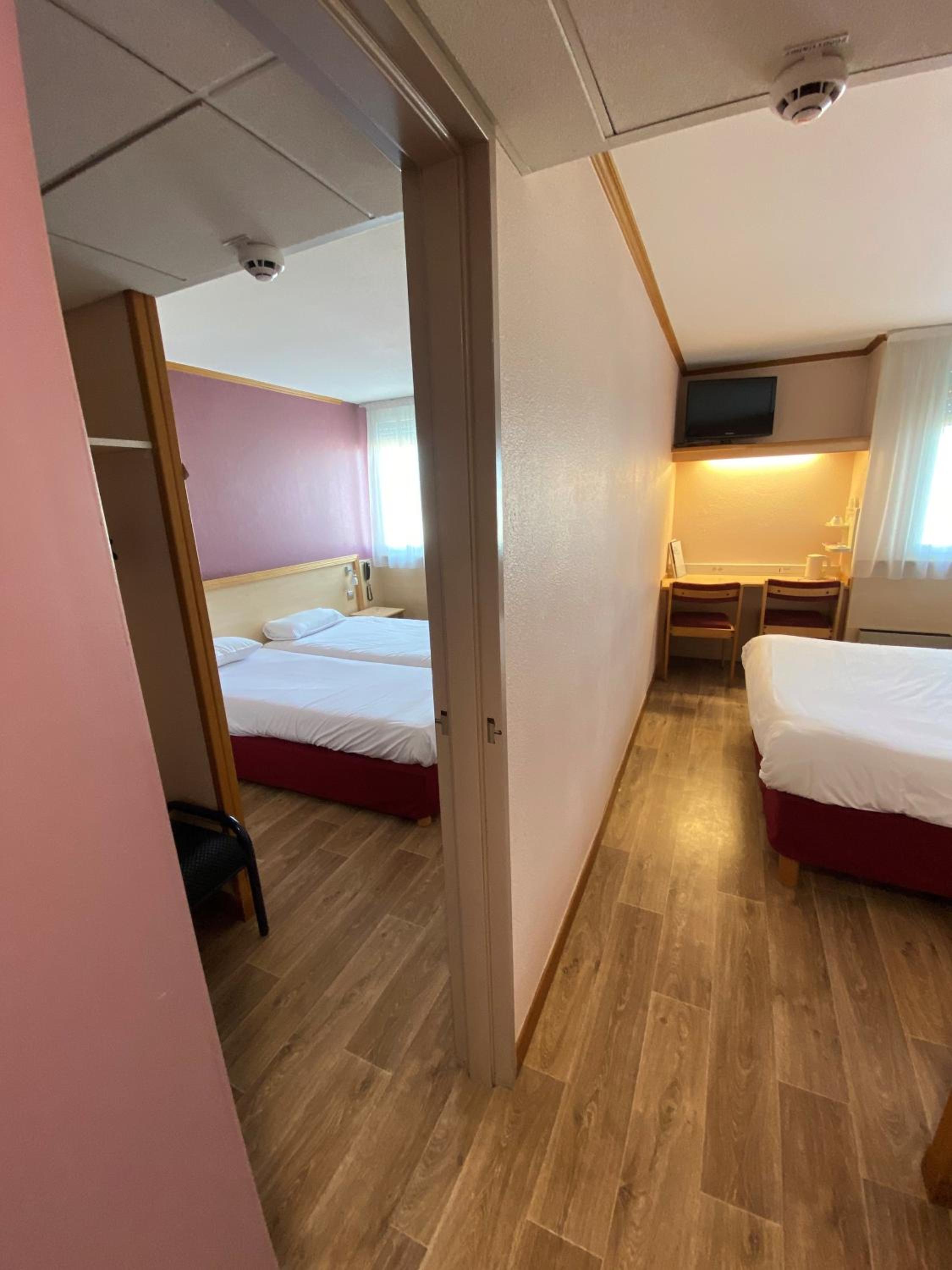 Standard Twin Room - Photo 2