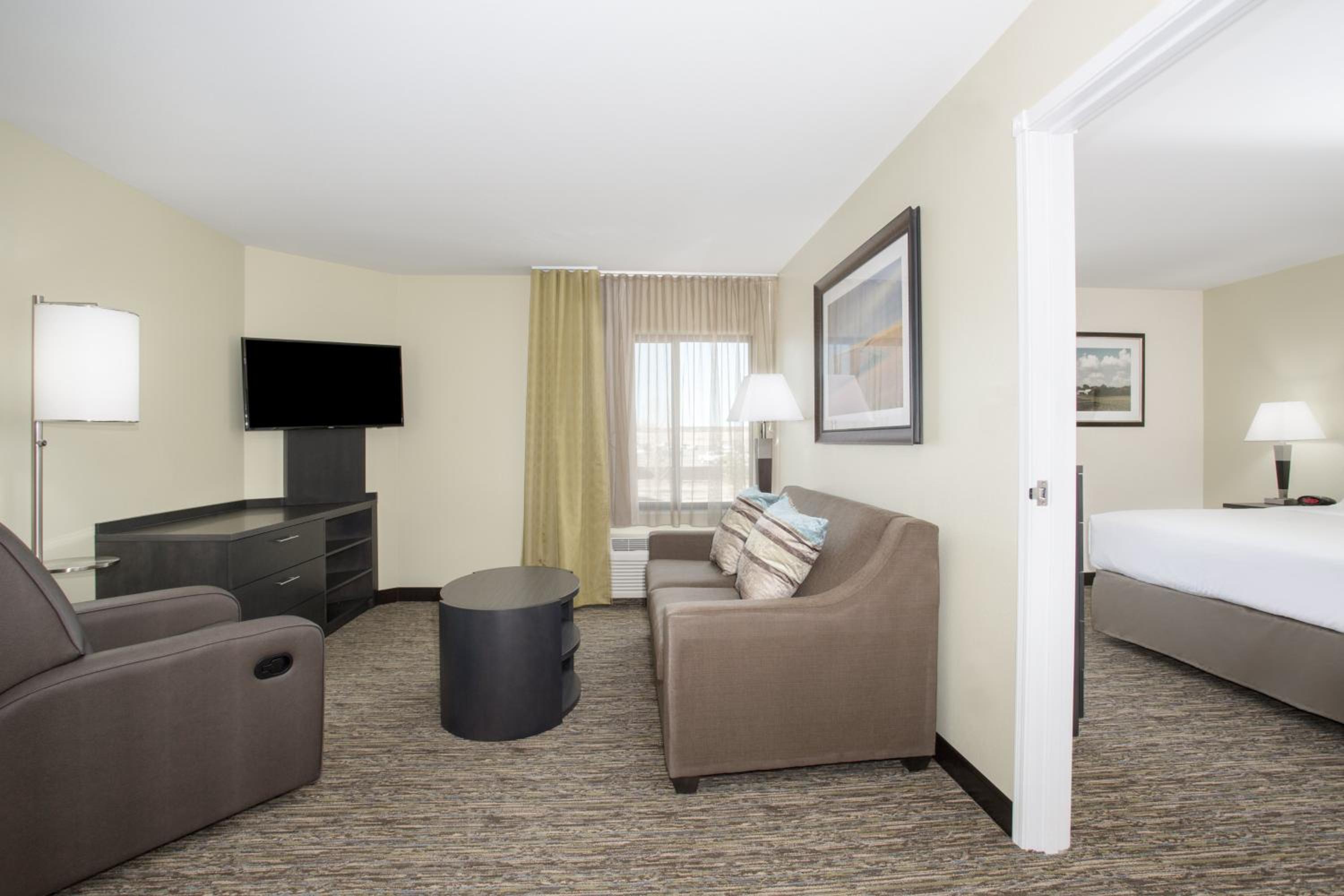 One-Bedroom Suite with King Bed Mobility Access Tub - Non-Smoking photo 3