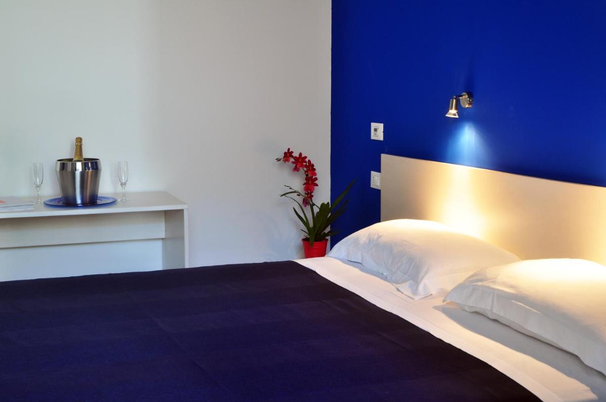 Double Room with Balcony - Photo 21