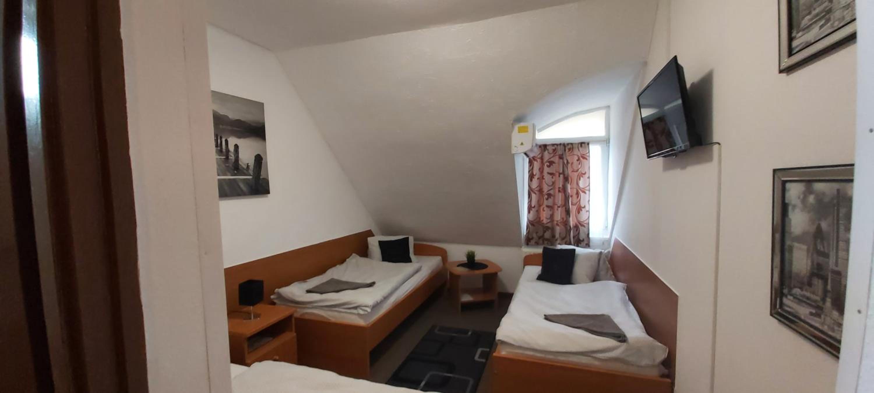Triple Room with Bathroom - Photo 1