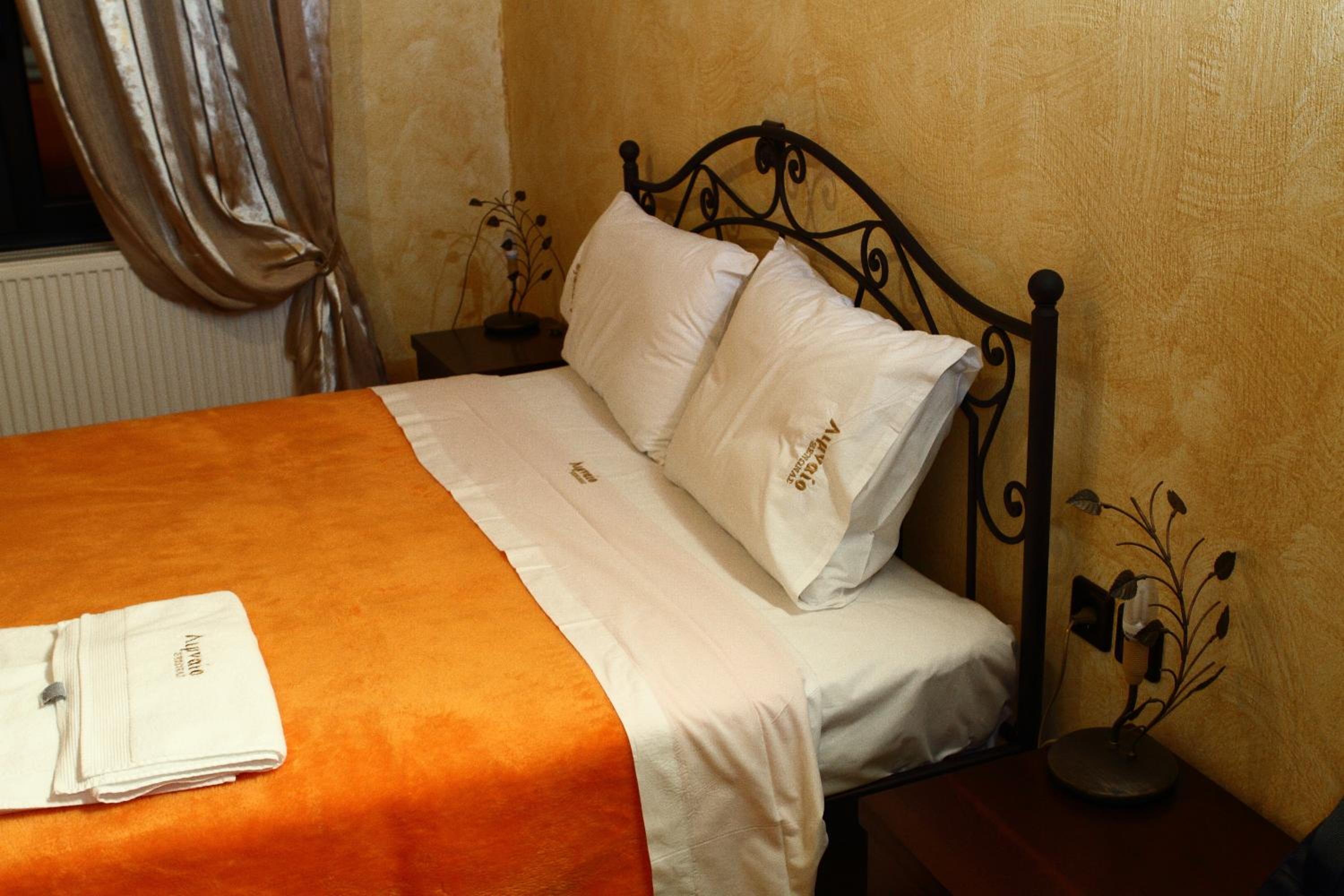 Double or Twin Room with Fireplace - Photo 8