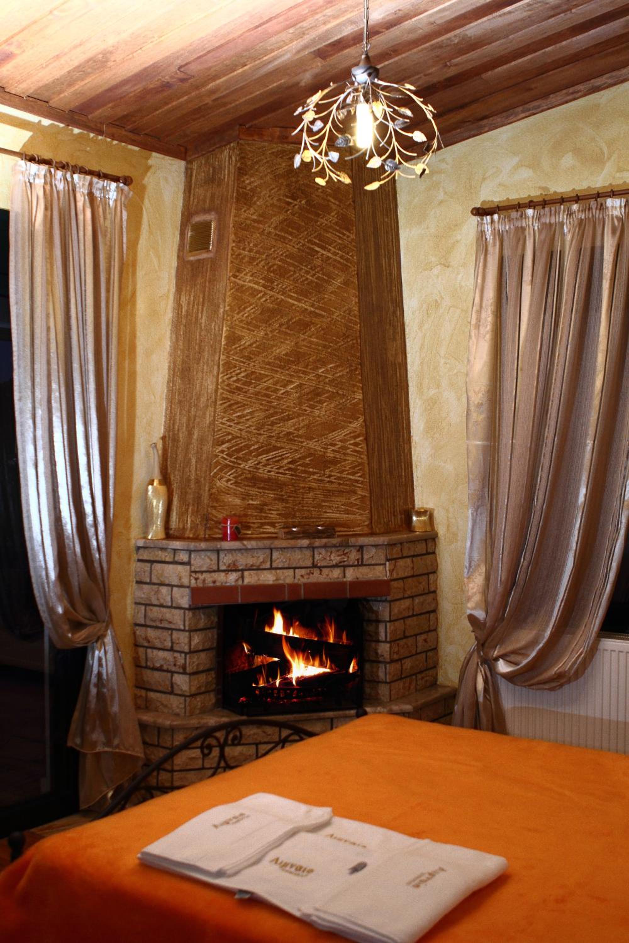 Double or Twin Room with Fireplace - Photo 9