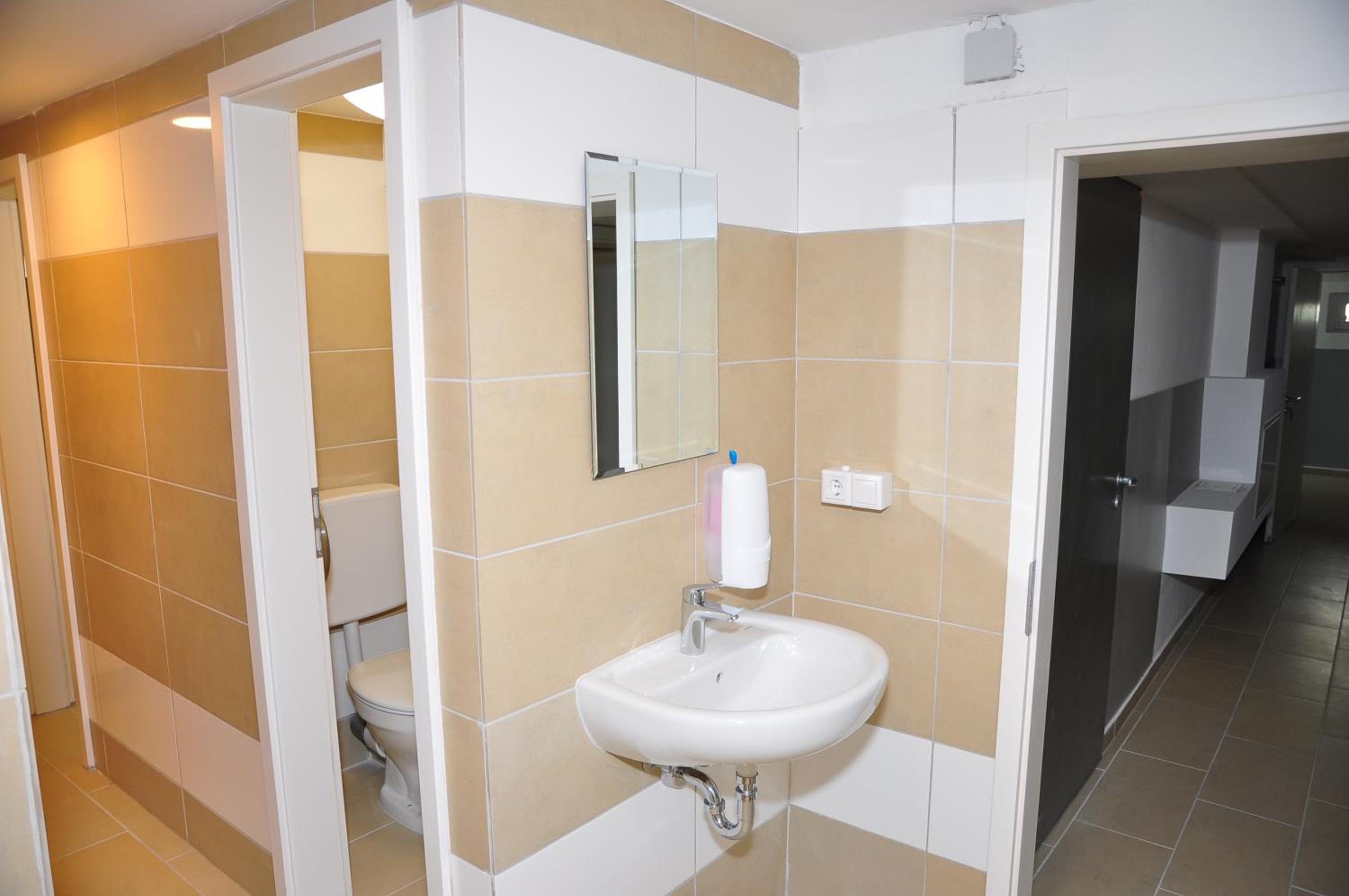 Standard Twin Room With Shared Bathroom photo 2